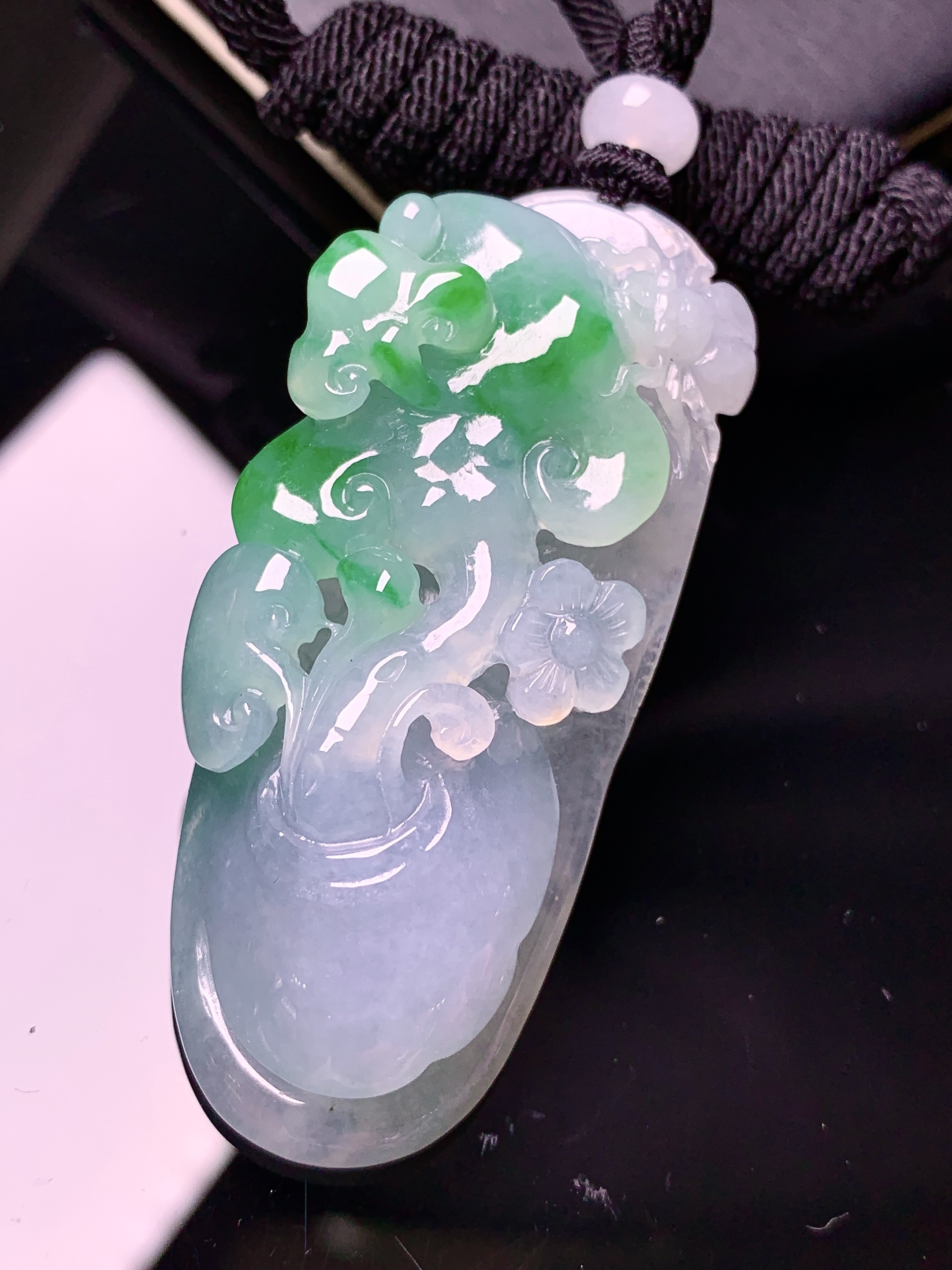 飘绿梅花吊坠 玉质细腻 色泽艳丽清新 水润亮眼 整体尺寸54.3*23.2*12.6L1