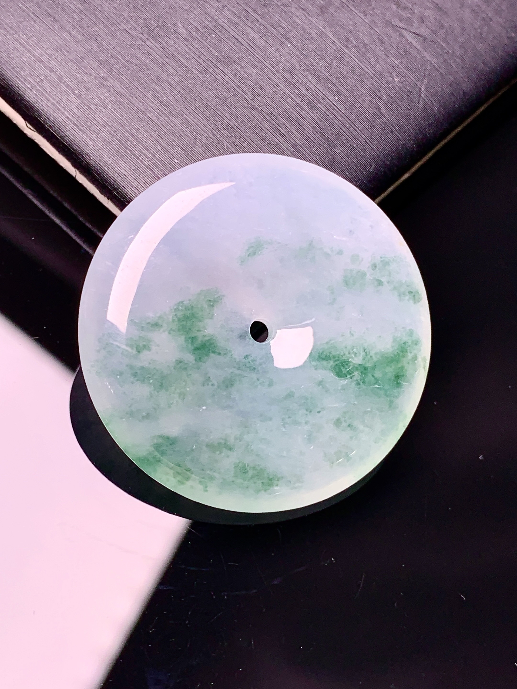 冰飘花平安扣吊坠 玉质细腻 色泽艳丽清新 水润亮眼 整体尺寸29.2*5.2x1