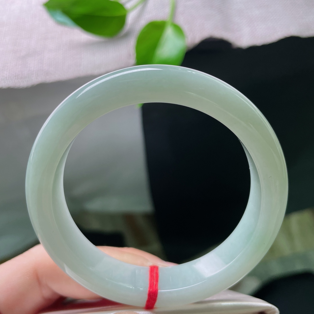 54.8/12.2/8.2，淡绿底正圈，清雅绝俗，质地温润细腻，素丽，一点皮纹，ss47934a