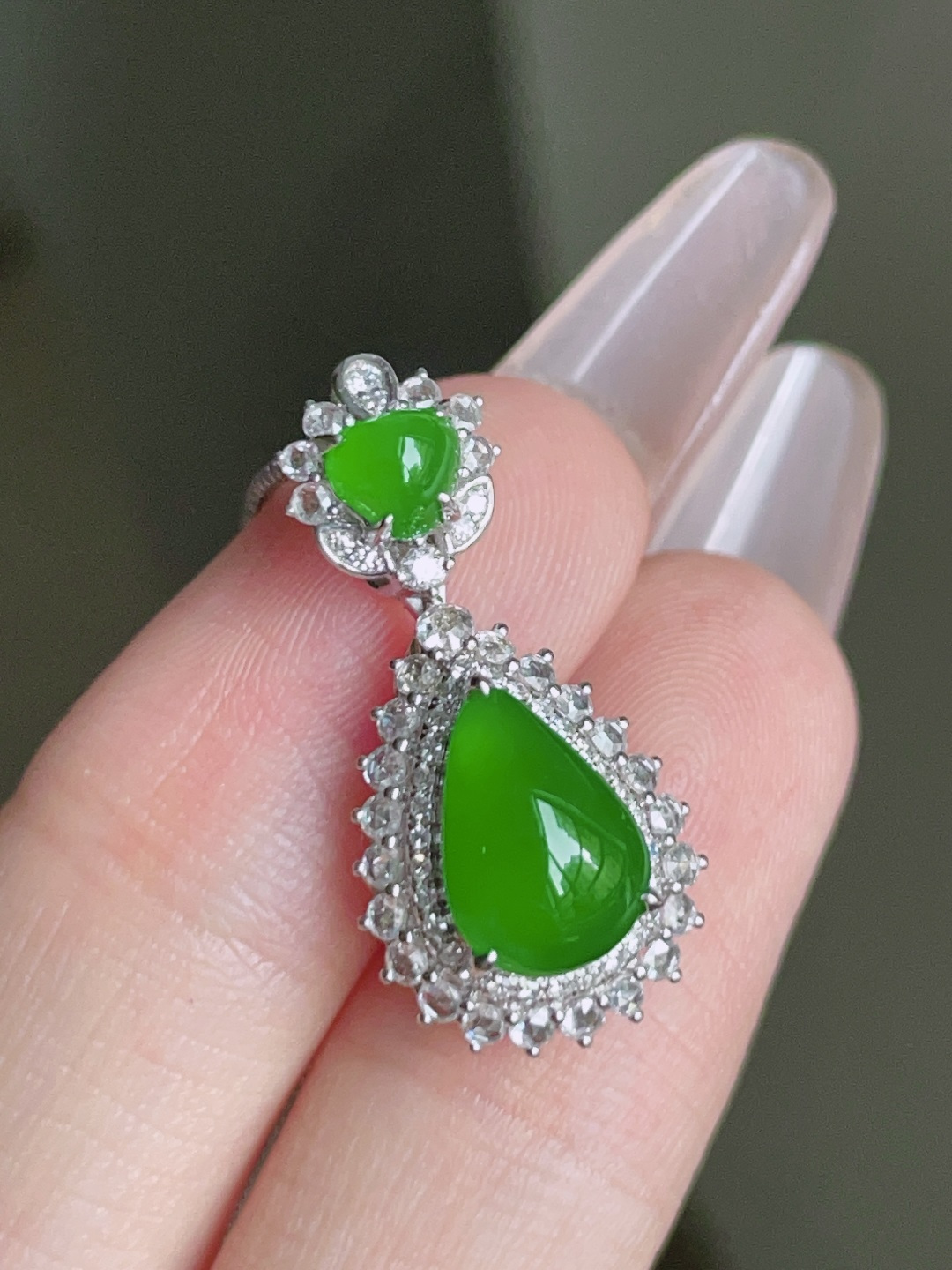 ️ 冰种阳绿水滴，色泽鲜艳 种老水润 18k金镶嵌 24.2/11.8/10，裸石9.9/7