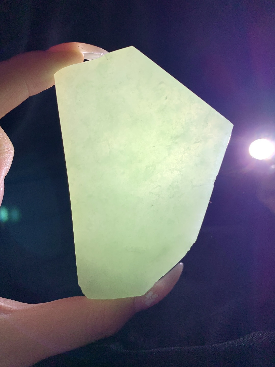 冰晴水/牌子料/片料/板料/特色料，可做牌子、人物、山水、动物、花件……等推荐参考，89.6-57.1-12.6，161.2克，材料优选，一汪清露凝冰肌，半亩晴光润玉扉，这块浅晴底冰润翡翠料子色泽匀净清浅，如同春日湖光般温润透亮，玉质细腻紧实，水头饱满莹润，胶感柔和温婉，稍加匠心巧琢，便可设计打磨为平安无事牌、简约素牌、清雅山水、自在禅心等各类雅致挂件，素净底色自带安宁沉静的气韵，寓意心境澄澈通透、一世平安顺遂、清雅无忧，上手佩戴温润低调、百搭耐看，亦护佑福运常伴、前路明朗、万事安稳称心。