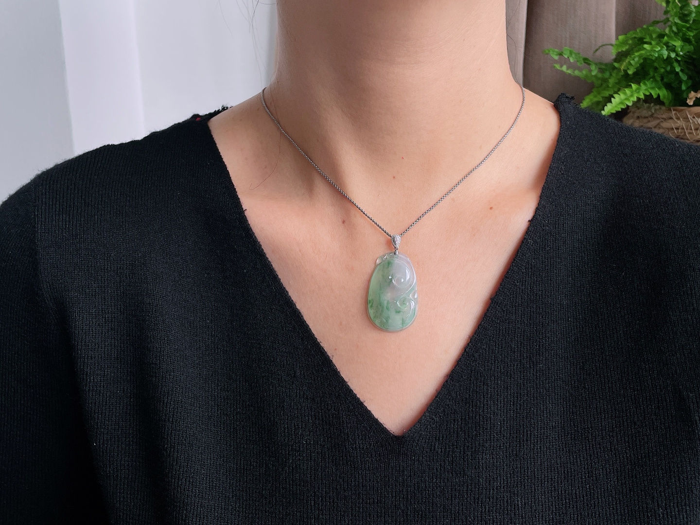 【镶嵌】如意吊坠，【说明】缅甸 18k金镶嵌 无裂 性比高，【整体】42，【裸石】35-22.2-4，【重量】6.3克