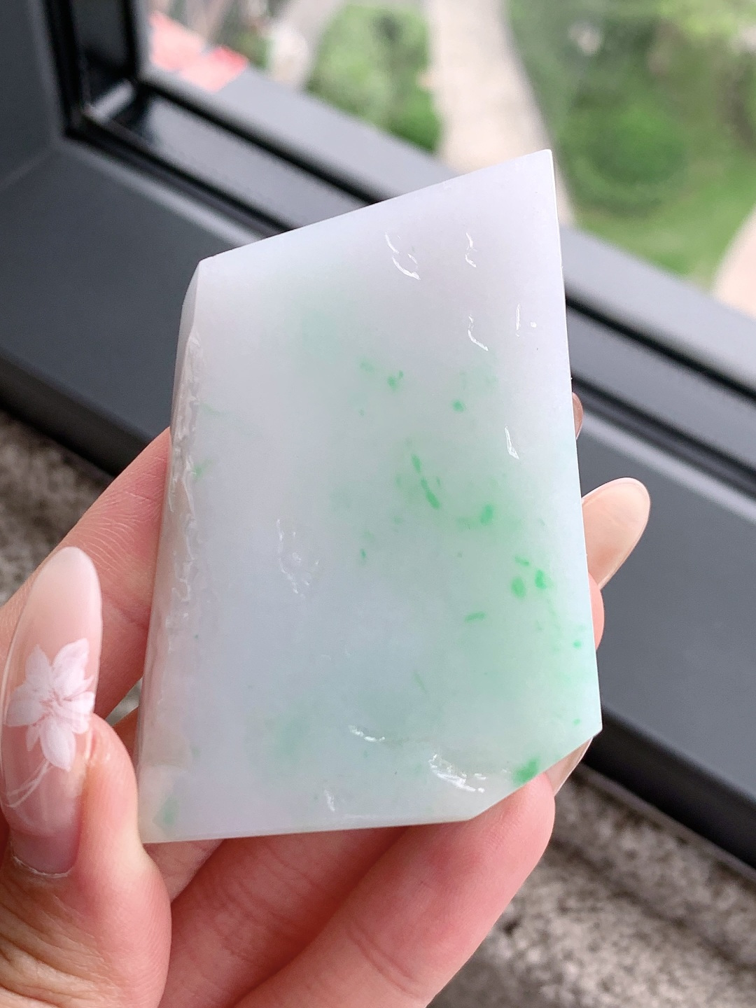 飘绿花/冰飘花/牌子料/片料/板料/特色料，可做牌子、人物、山水、动物、花件……等推荐参考，67.7-49.6-10.8，87.3克，材料优选，白底凝霜藏清润，翠点浮星蕴生机，这件白底青翡翠片料，底色莹白胜霜、细腻致密，如素绢般洁净温润，一抹抹阳绿灵动点缀、似星雨散落其间，色根鲜明、鲜阳灵动水头充足、胶感满满，经精工随形俏色雕琢，可打造为平安无事素牌、清雅山水牌、灵动瑞兽挂件等雅致佳作，白底寓意清净安宁、护主、顺遂无忧，翠点象征生机常伴、财运亨通、福禄常驻自带清新明快的氛围感，上手佩戴清爽百搭，既显温润雅致的气质，更承载着岁岁安康、前程明朗、福运绵延的美好祈愿。