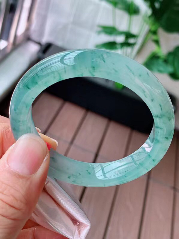 【翡翠名称】老种冰飘花52正圈口手镯
【翡翠尺寸】52/11.6/8mm适合51-53正圈口佩戴
【翡翠描述】宝贝种老水足，玉质细腻，色泽靓丽，性价比高，佩戴效果好！
【其它赠送】权威证书/精美挂绳盒子/支持全国复检