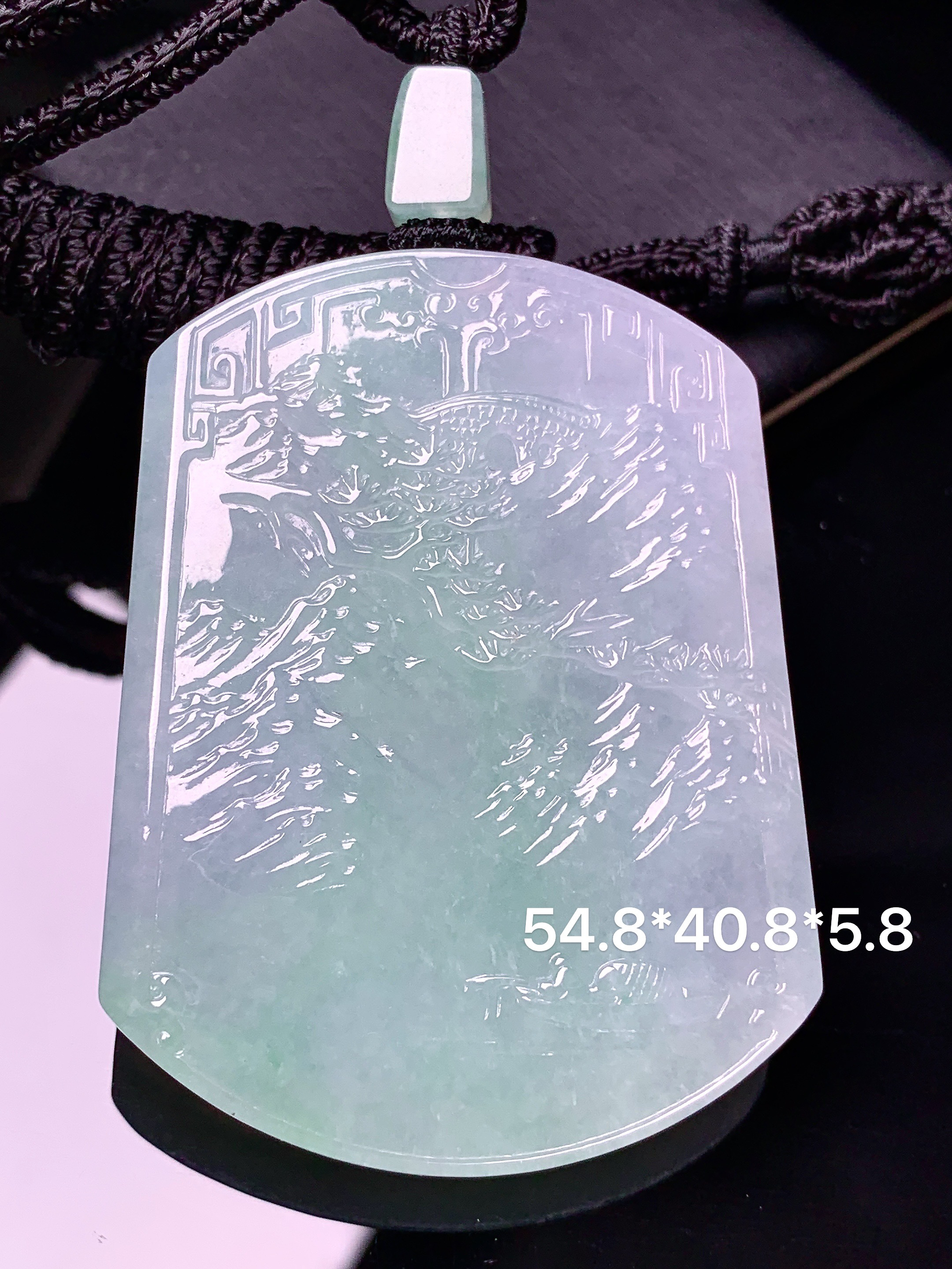 飘绿山水牌子吊坠 玉质细腻 色泽艳丽清新 水润亮眼 整体尺寸54.8*40.8*5.8L1