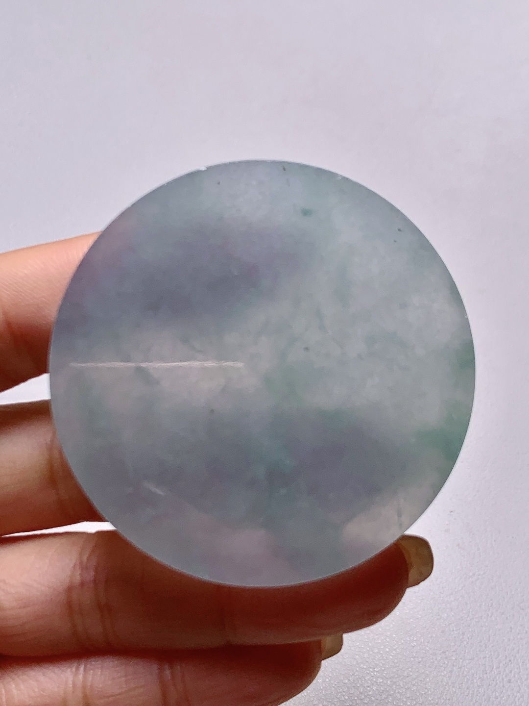 ️冰飘花/牌子料/片料/镯心料/特色料可做牌子、人物、山水、动物、花件……等推荐参考54.3-6.652.6克材料优选冰底浮花凝紫气，圆融方寸蕴清光。如月下澄潭，冰底漾开几缕紫韵与翠影，似雾散烟轻，晕染出朦胧的春日光景。圆融的镯心，像一枚凝固的清辉，莹润通透间，藏着自然的灵秀与禅意的安宁，观之如沐春风，心自澄明。