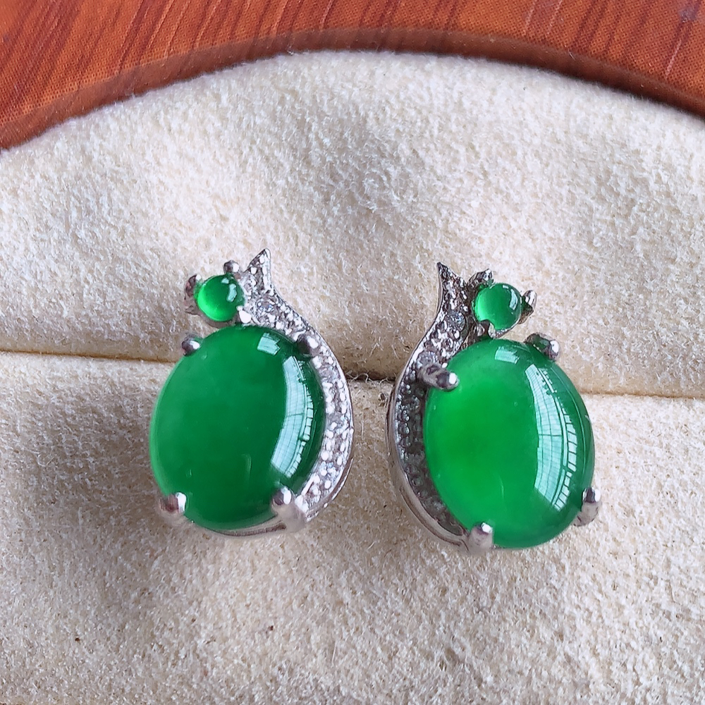 冰润满绿翡翠925银镶嵌耳钉，自然光实拍，翠色灵动，颜色漂亮，种老水足，品相佳，佩戴佳品！W502.422取一整体尺寸：14.4-5.5mm  裸石尺寸：9.5-7.8mm