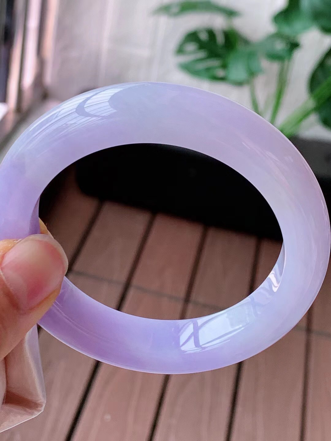 【翡翠名称】老种冰紫罗兰55正圈口手镯
【翡翠尺寸】55/13/9.6mm适合54-56正圈口佩戴
【翡翠描述】宝贝种老水足，玉质细腻，色泽靓丽，性价比高，佩戴效果好！
【其它赠送】权威证书/精美挂绳盒子/支持全国复检