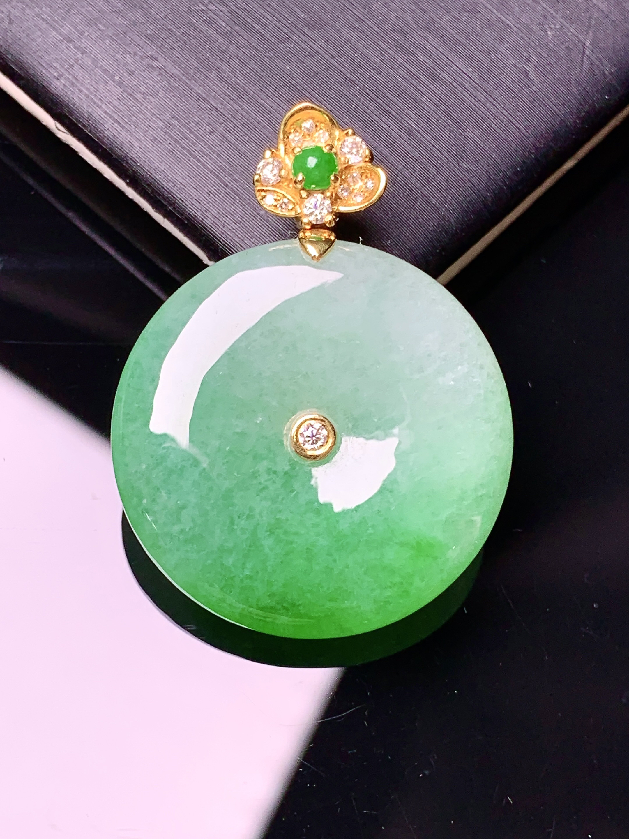 18k金钻镶嵌飘阳绿平安扣吊坠 玉质细腻 色泽艳丽清新 水润亮眼 整体尺寸31.8*23.8*6L4