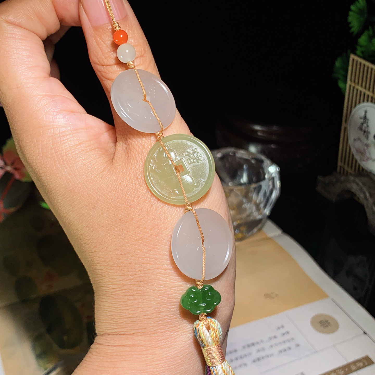 新疆和田玉多宝五帝钱车挂 尺寸22/3重10.5克。玉质细腻油润。手推出油。品相大气 lt260422