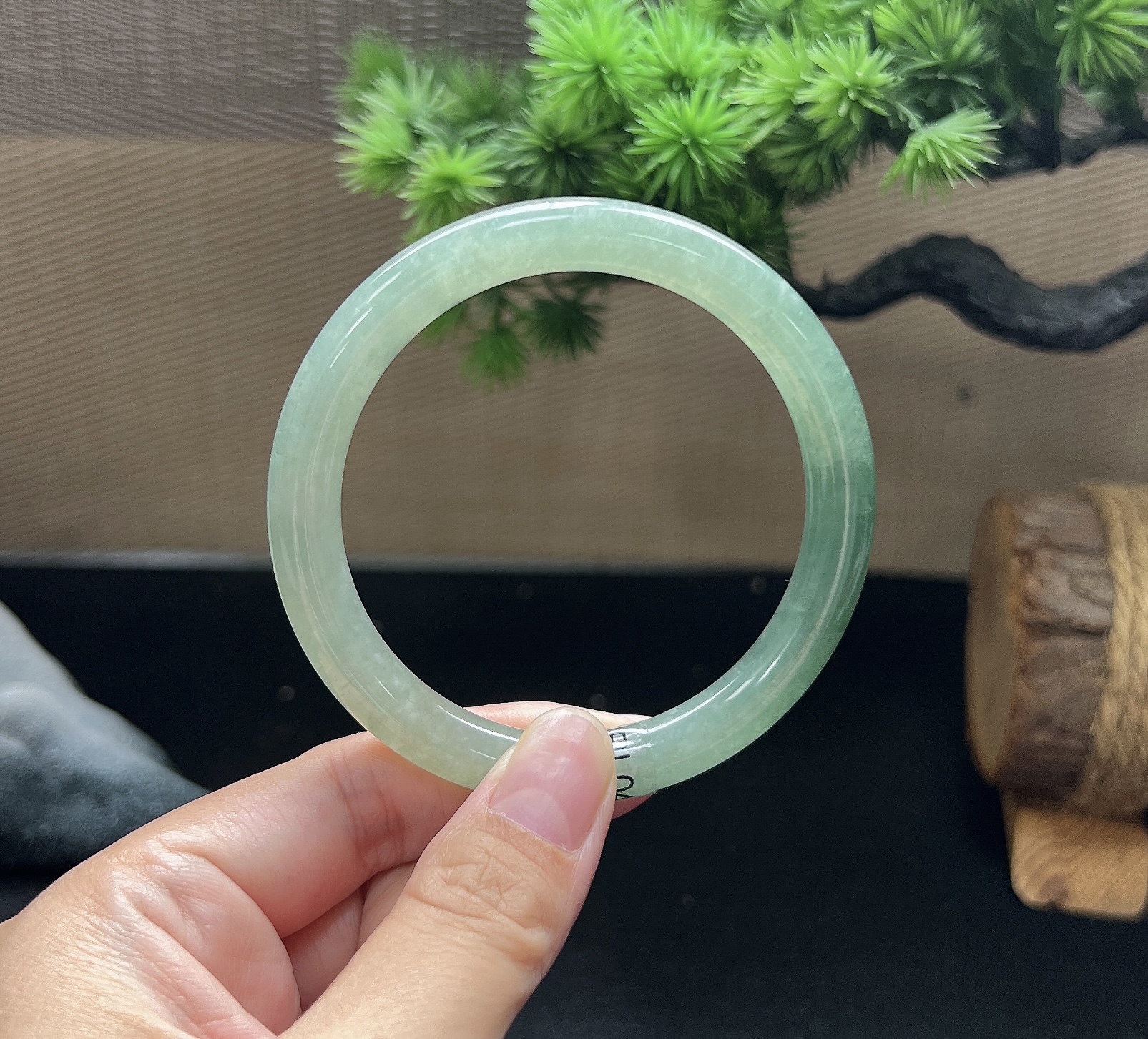 56圈口圆条飘花手镯