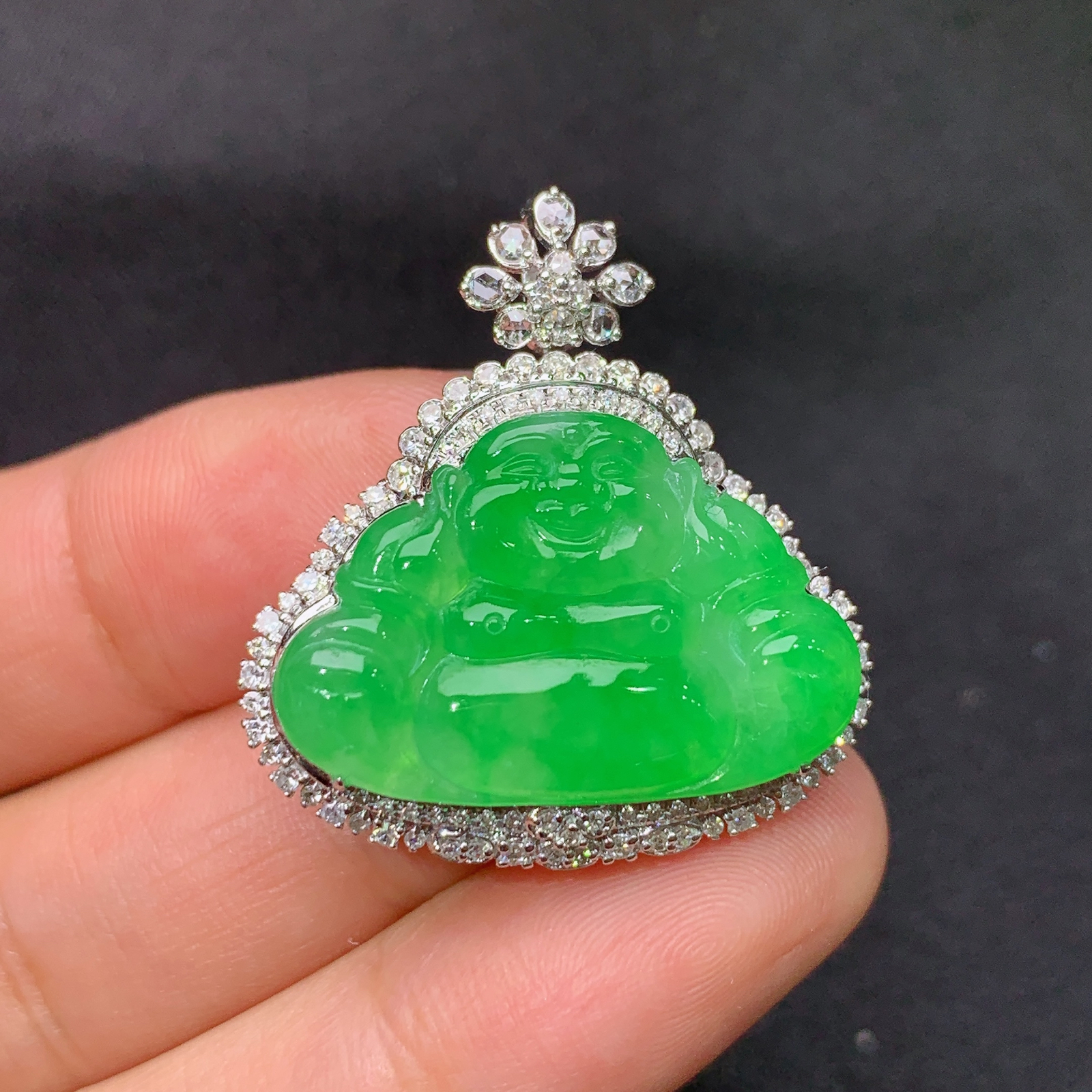 冰阳绿笑佛吊坠，18k金镶嵌，冰润色阳，品相好，种水足，Yt 尺寸29.3*27.8*10.1