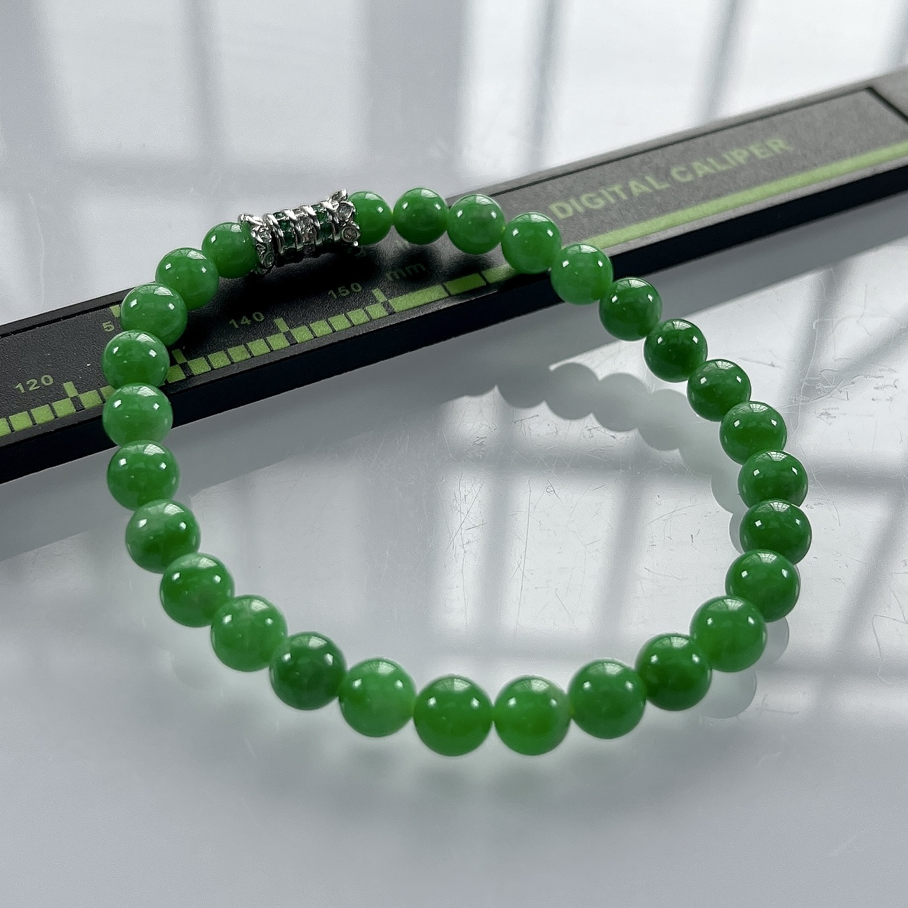 缅甸天然翡翠A货，卡6冰润满绿阳绿圆珠手串手链，尺寸：6mm/28颗，长度170mm，重量：11.14g