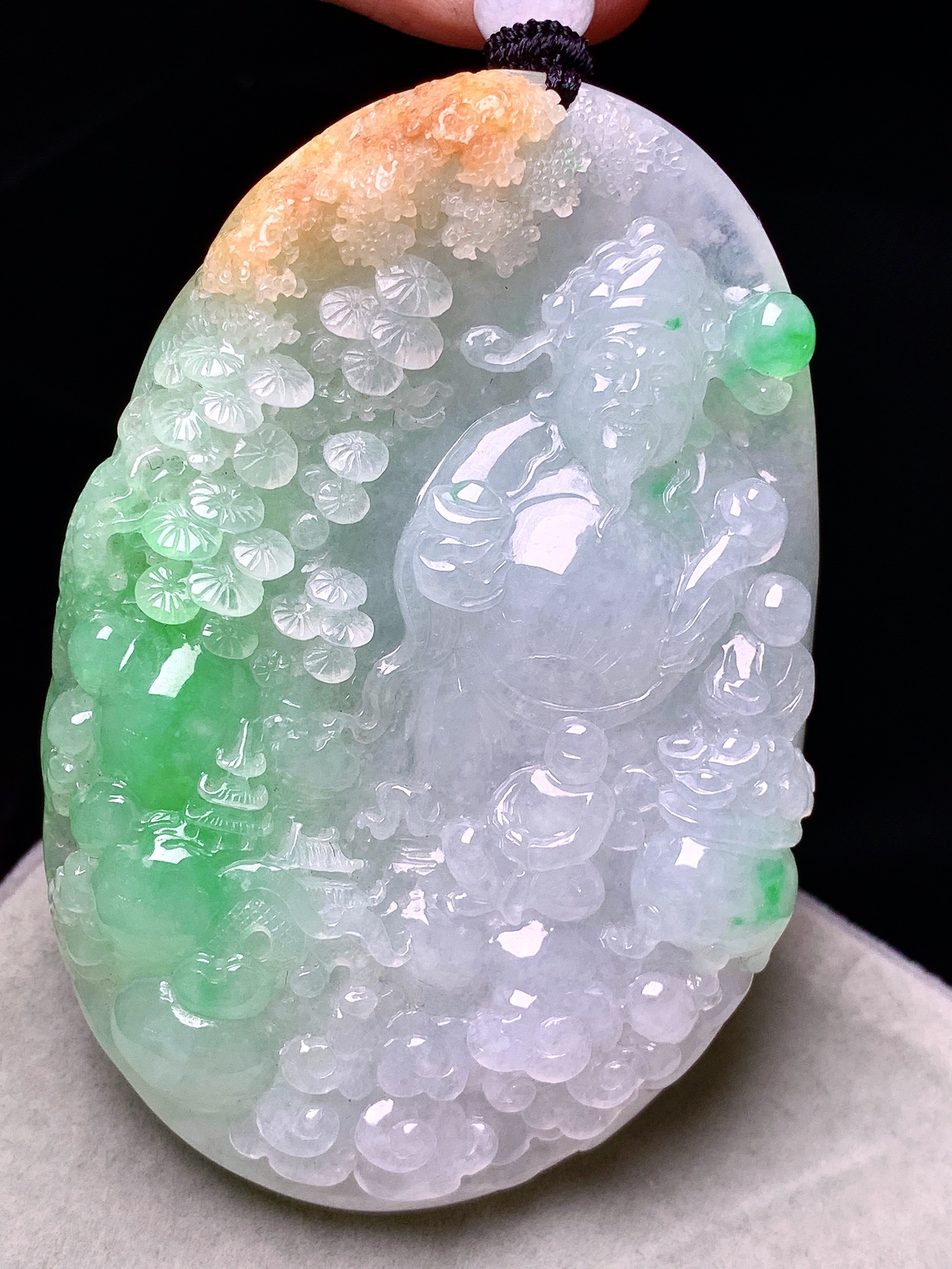 飘黄绿翡山水财神吊坠 玉质细腻 色泽艳丽清新 水润亮眼 整体尺寸66.2*44.7*12w1