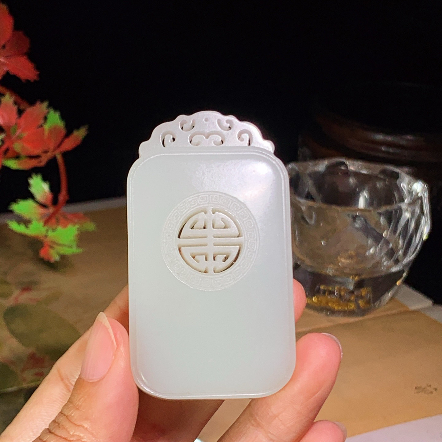 新疆和田玉白玉平安无事牌挂件。尺寸65/36/11重62克 玉质细腻油润 底色纯净 脂粉好，品质好。lt260422