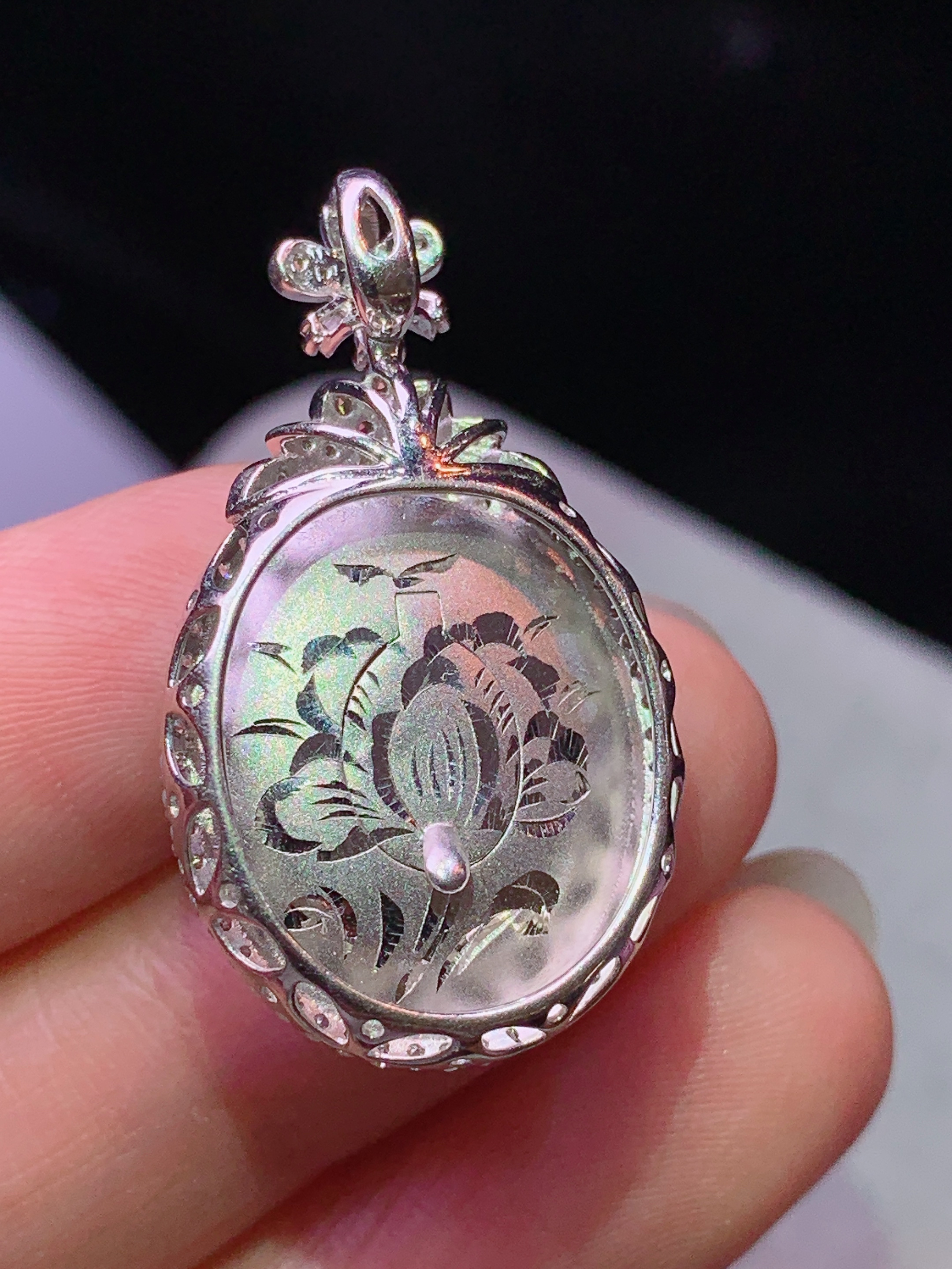 18k金钻镶嵌冰阳绿蛋面吊坠 玉质细腻 色泽艳丽清新 水润亮眼 整体尺寸31.2*17.8*10b2