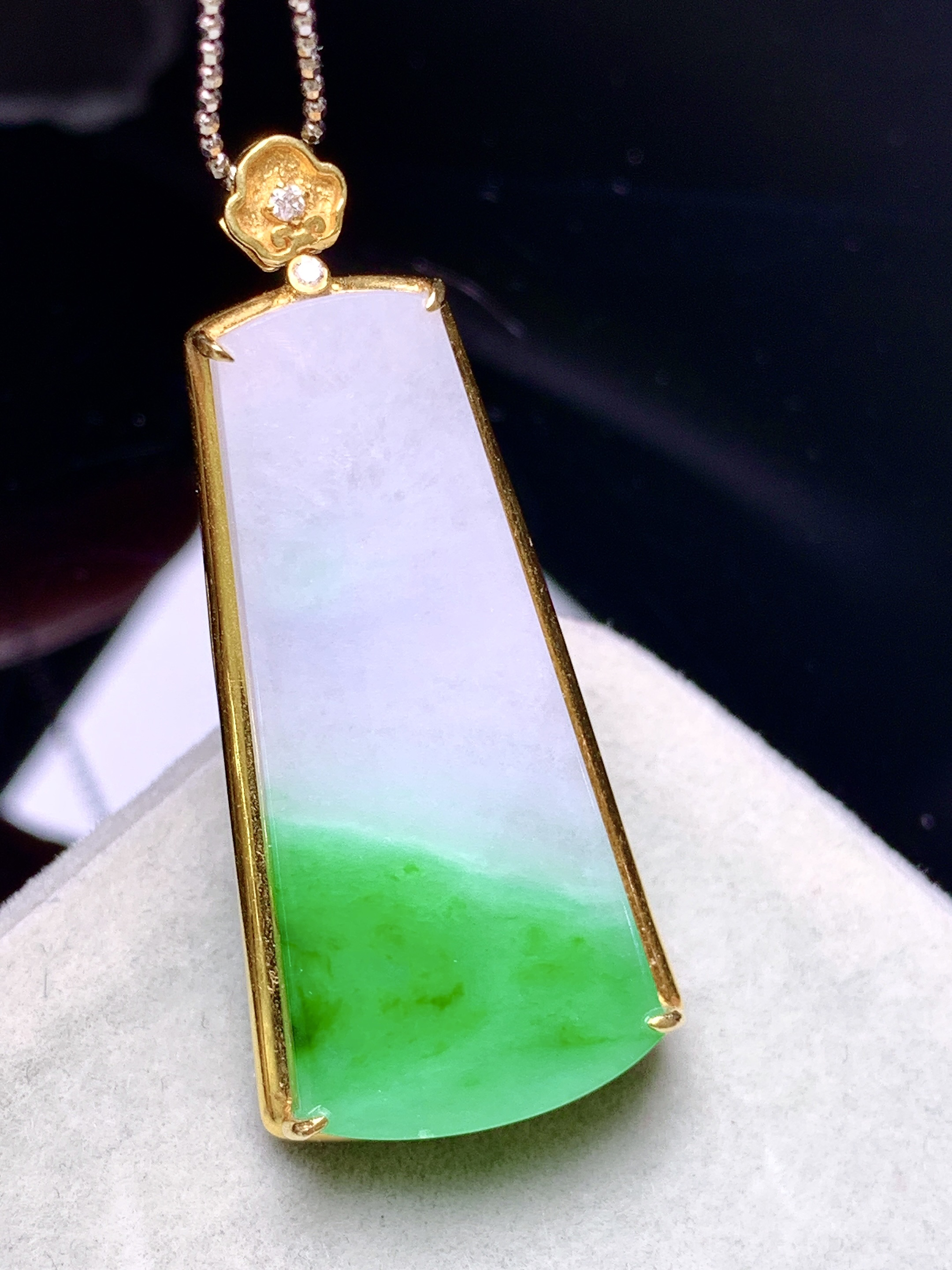 18k金钻镶嵌飘阳绿无事牌吊坠 玉质细腻 色泽艳丽清新 水润亮眼 整体尺寸41*18*6.5L4