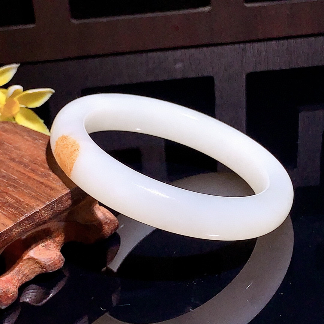 和田玉56圈口羊脂白手镯！枣红皮手镯，玉质细腻油润 底色纯净 无裂无杂 脂粉好，品质高。