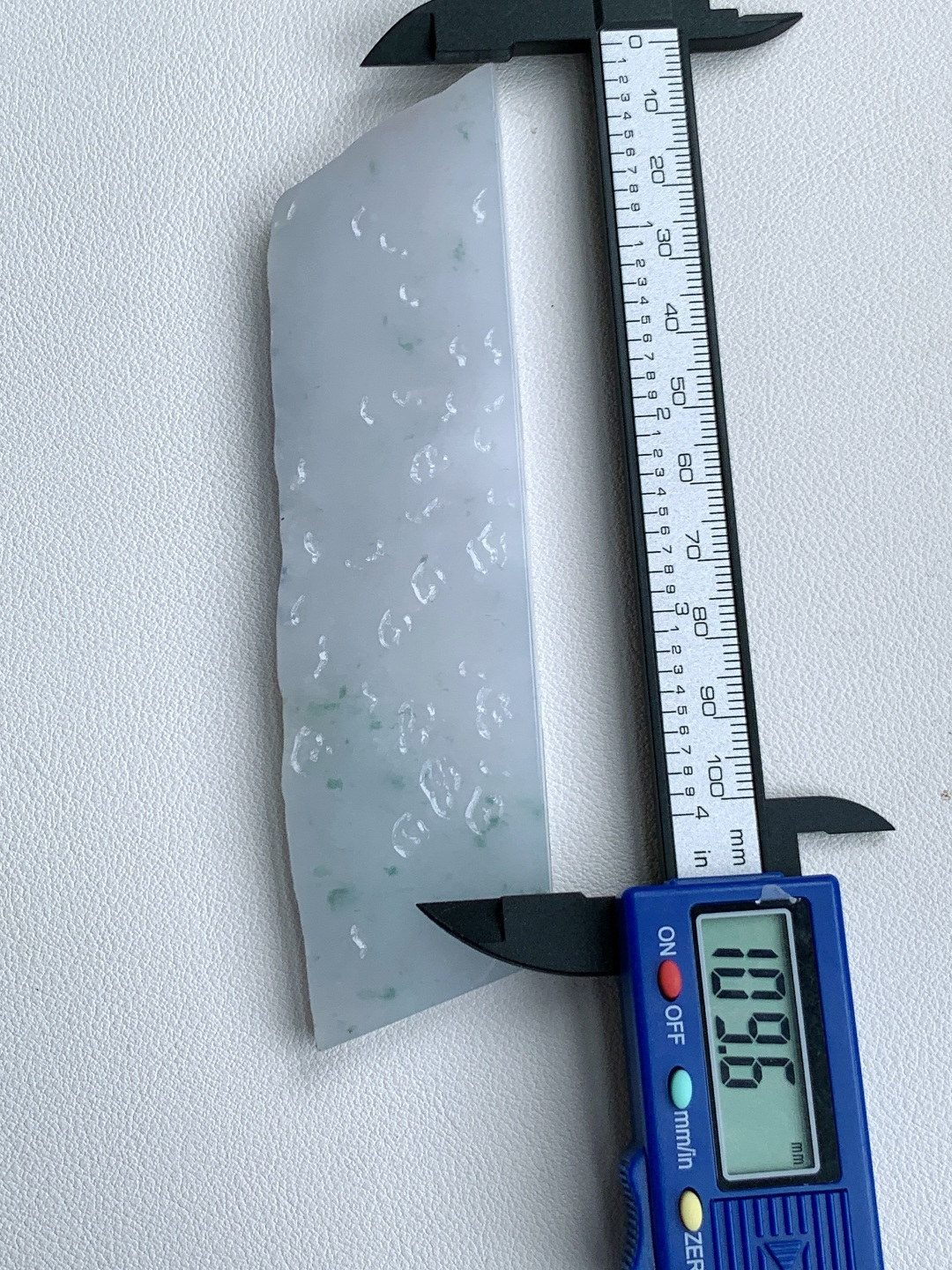 冰飘花/牌子料/片料/板料/特色料，可做牌子、人物、山水、动物、花件……等推荐参考，133-32.4-6.7，78克，材料优选，轻烟凝润铺清色，碎翠零星点玉光，这块冰润飘花翡翠片料，底色素净莹润、似月光凝脂般细腻温婉，鲜灵翠花随性散落、灵动鲜活意境悠然玉质细腻紧实、水头清亮通透，胶感柔和温润，经精工随形巧琢，可打磨为简约平安无事牌、写意山水牌、清雅禅意挂件等各类雅致佳作，清润底色寓意心境澄澈安宁、一生平顺安稳，点点翠色承载生机盎然、福气源源不绝气质干净脱俗，上手百搭雅致，长久佩戴更可护佑万事顺遂、福运常伴、前路明朗无忧。