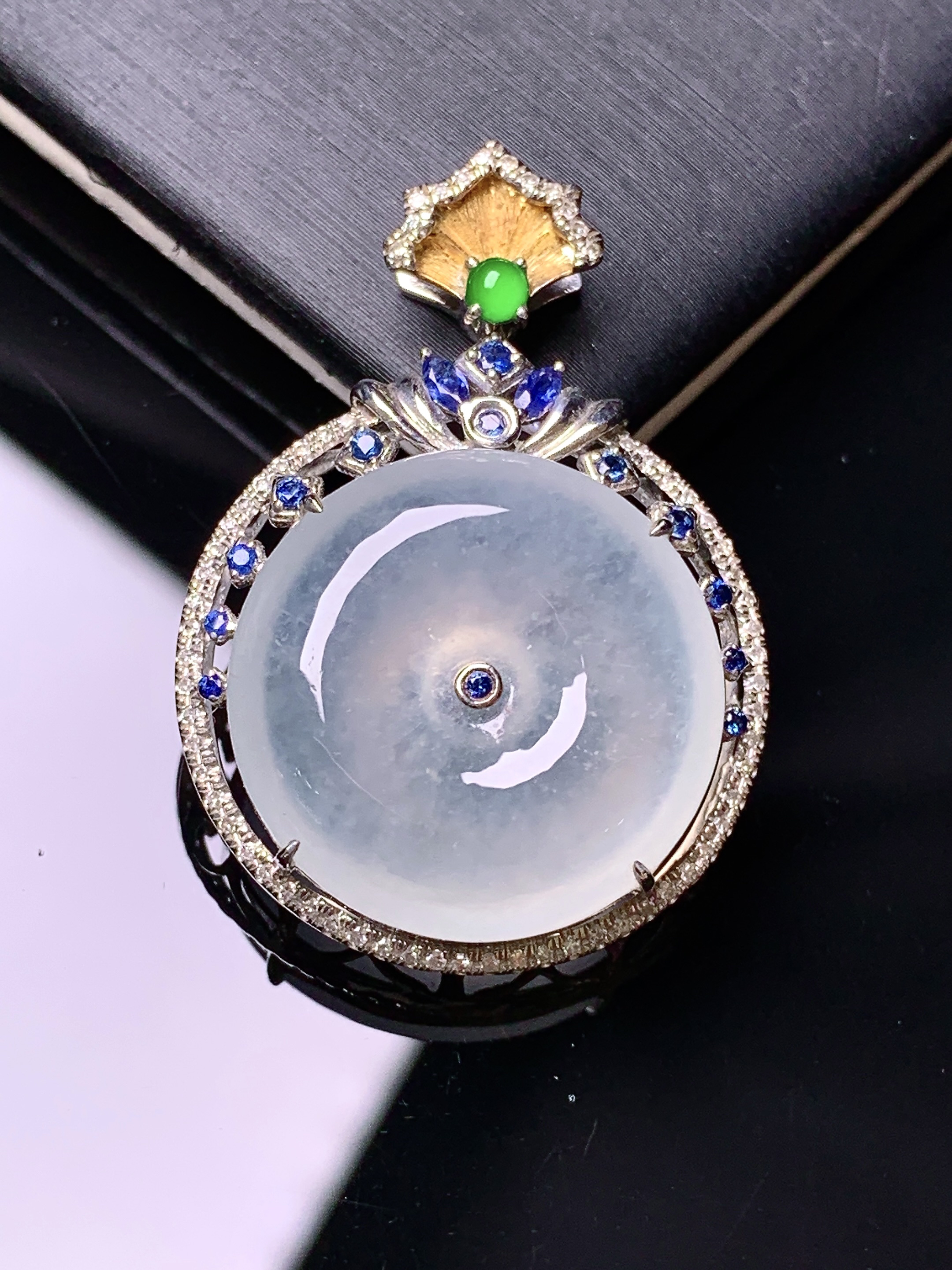 18k金钻镶嵌冰种平安扣吊坠 玉质细腻 色泽艳丽清新 水润亮眼 整体尺寸33.8*23.5*8t1