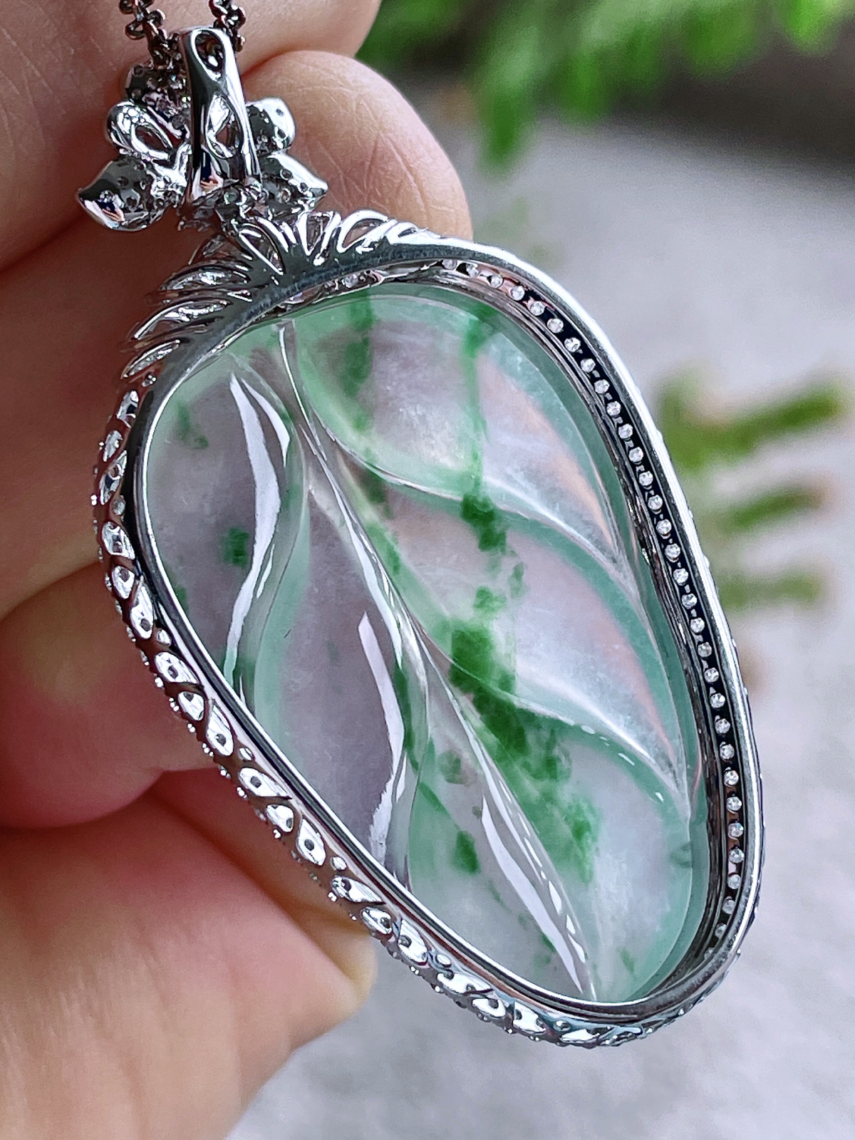 【镶嵌】高冰飘花树叶飘花大叶子吊坠  
【说明】缅料 18k金镶嵌 性价比高  
【整体】53.6-27.8-10
【裸石】37.5-24.5-5.8..