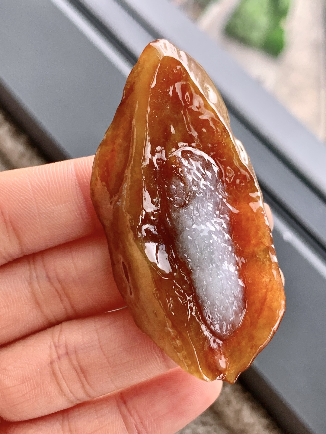 ️冰黄翡/牌子料/片料/板料/特色料题材】可做牌子、人物、山水、动物、花件……等推荐参考【尺寸】65-31.8-10.4【重量】31.3克材料优选•熔金凝玉映初心，暖韵流光自入魂。•如落日熔金凝于玉上，暖调的黄翡似被秋阳浸透，带着蜜蜡般的柔光，又有冰底的清透藏于其中。天然随形的轮廓里，裹着岁月沉淀的温润，观之如沐暖阳，心也跟着变得柔软安稳。