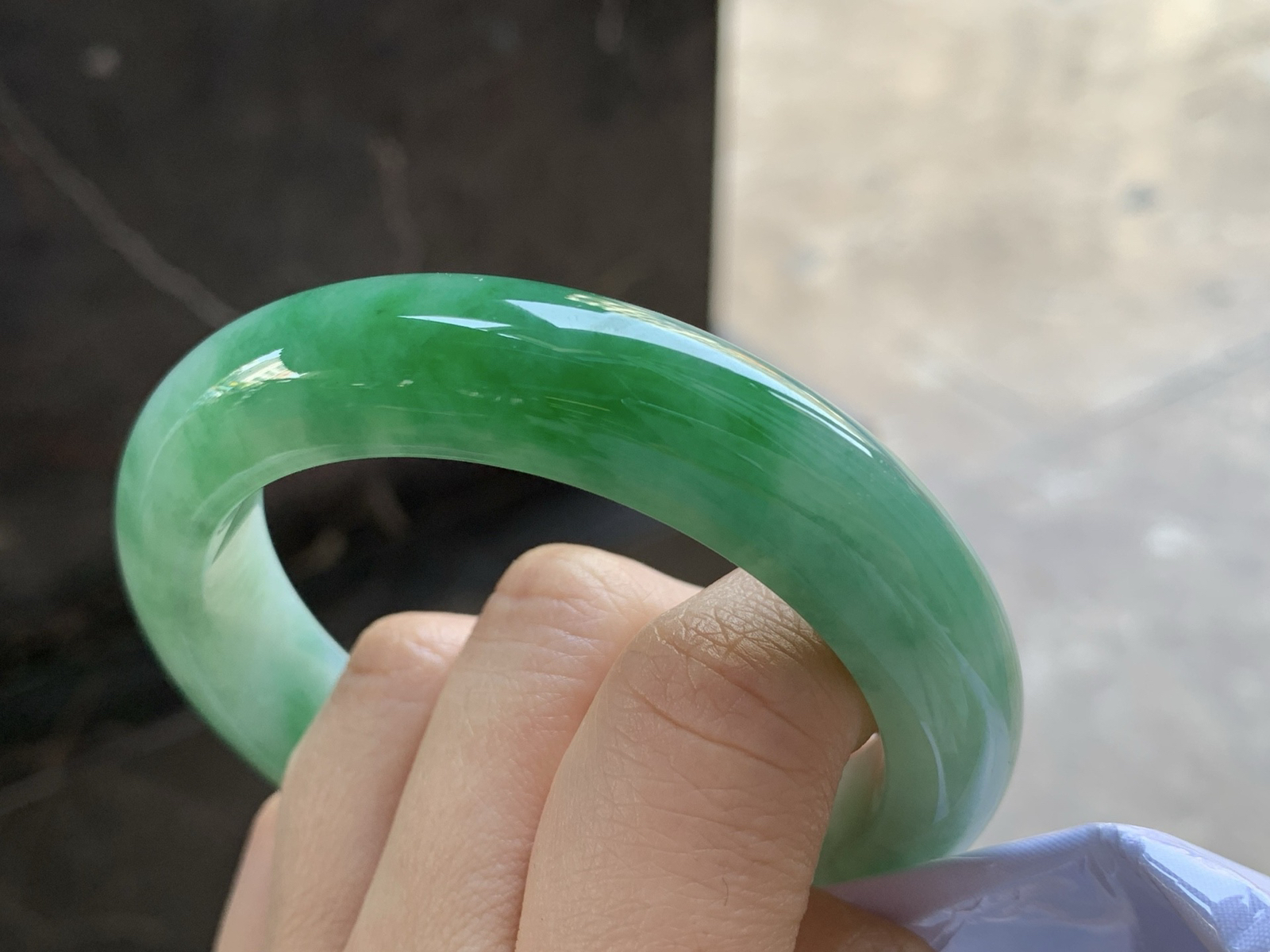 55-12.9-9.5

浓绿色手镯^_^颜色鲜艳 玉质温润