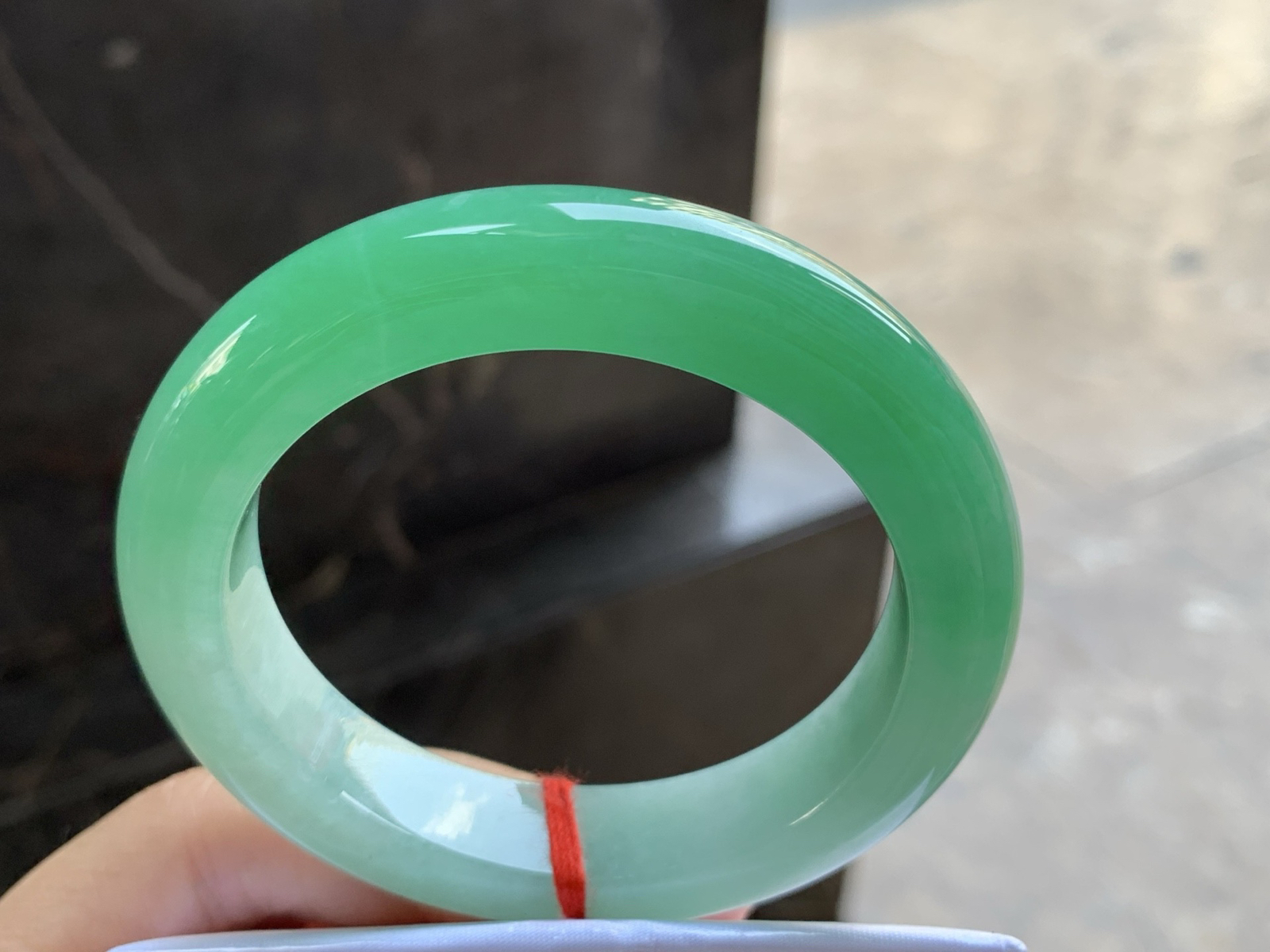 53-12-9.3

阳绿色手镯^_^颜色鲜艳 玉质温润