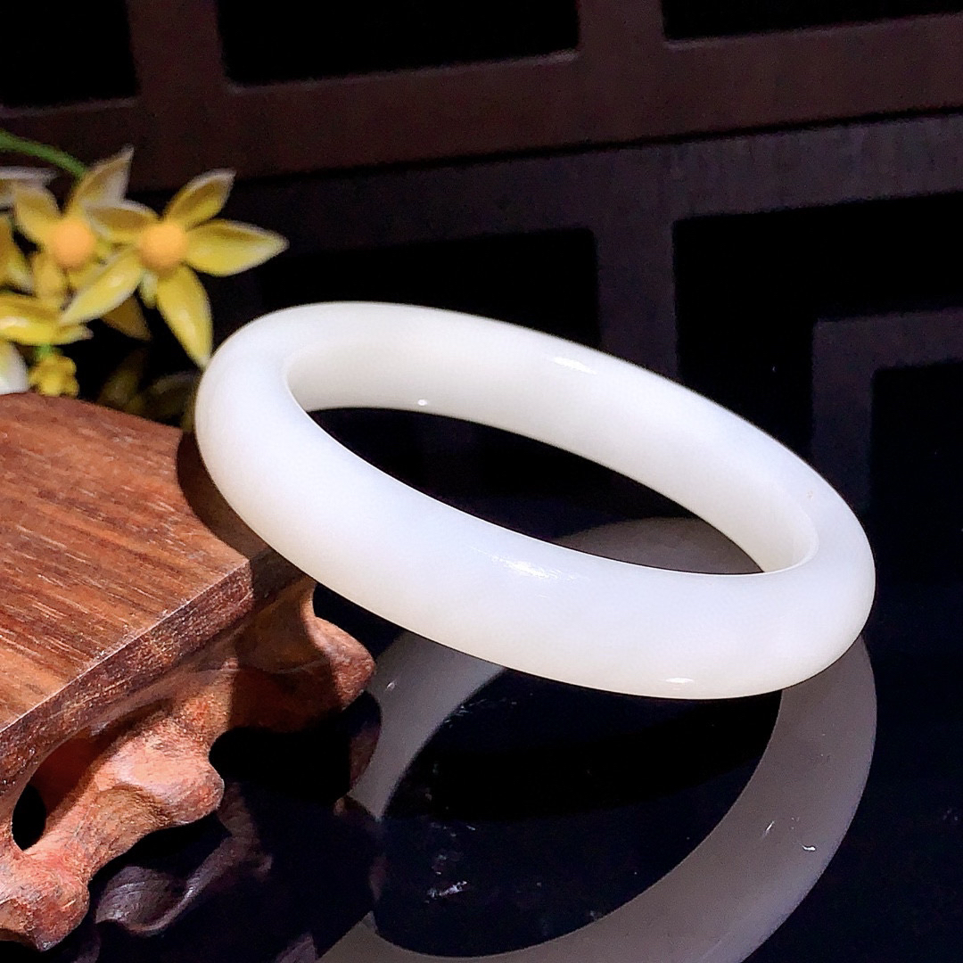 和田玉54.5圈羊脂白手镯！撒金皮手镯，玉质细腻油润 底色纯净 无裂无杂 脂粉好，品质高。