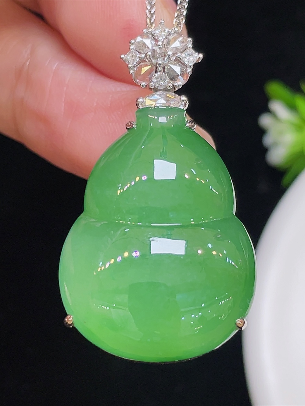 ️【高冰阳绿，葫芦】大件饱满，通透水润，玉质细腻，翠色鲜艳，18k金奢华钻石镶嵌️，25.5-19.7-6.2