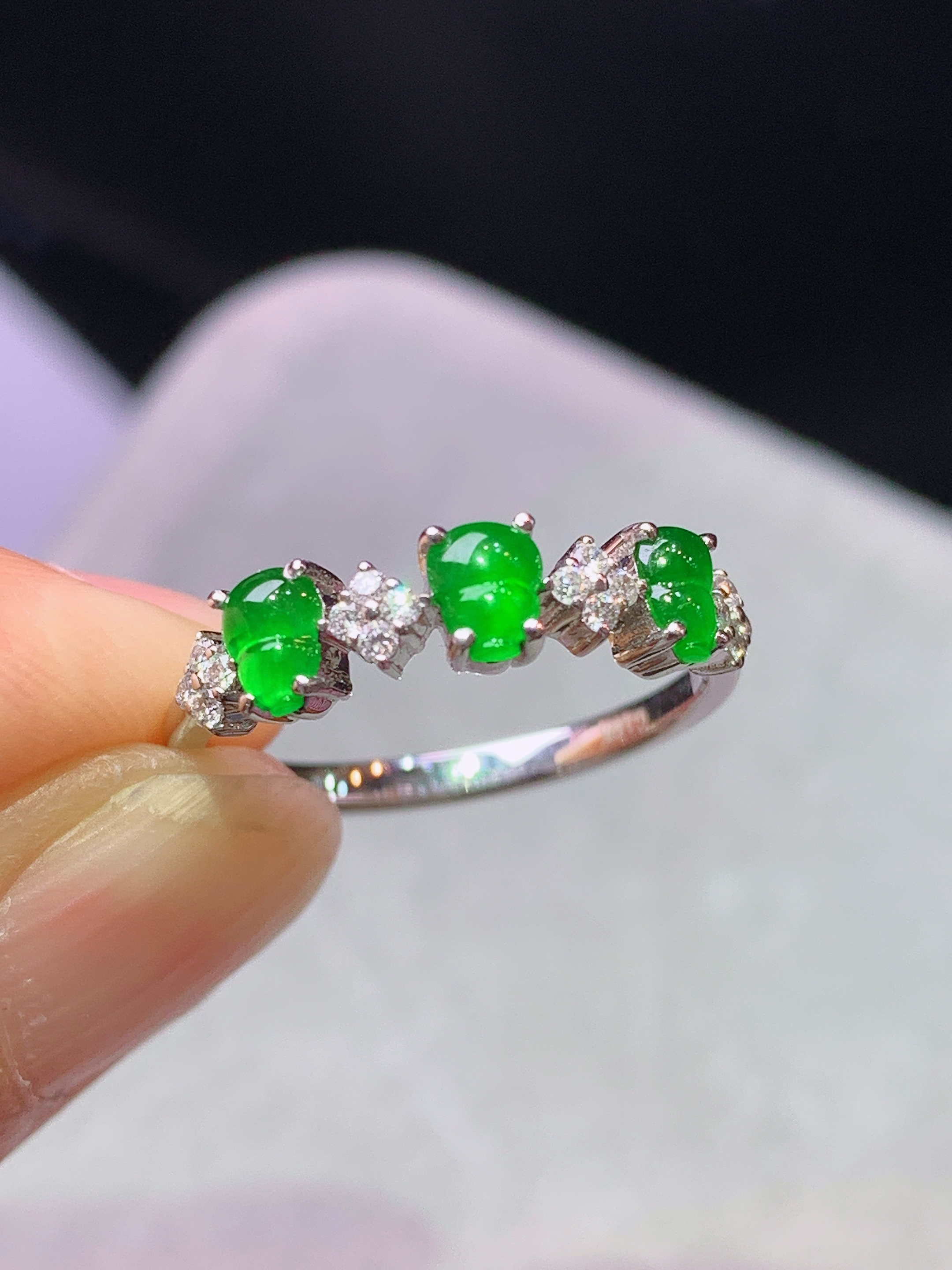 18k金钻镶嵌冰阳绿葫芦戒指 玉质细腻 色泽艳丽清新 水润亮眼 圈口13.5 裸石尺寸4.3*3.2