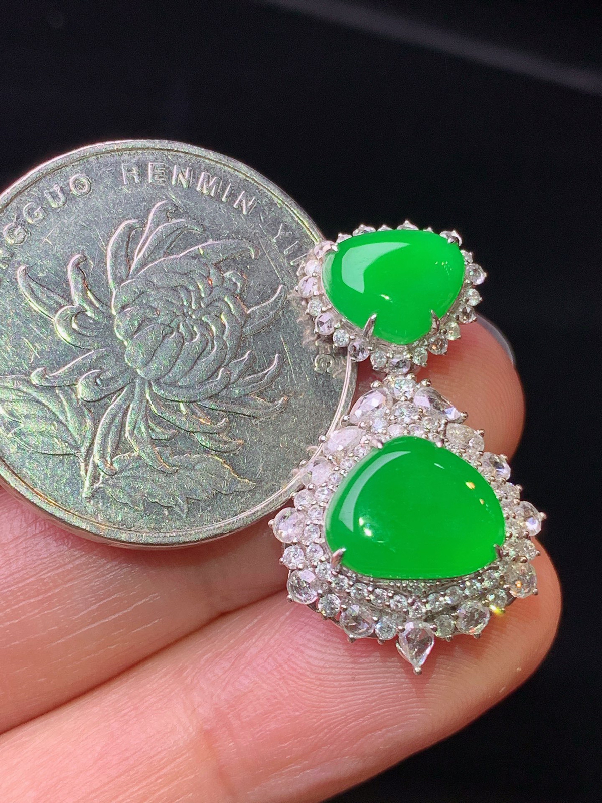 18k金钻镶嵌满绿心形吊坠 玉质细腻 色泽艳丽清新 整体尺寸27.5*16.2*9.7
