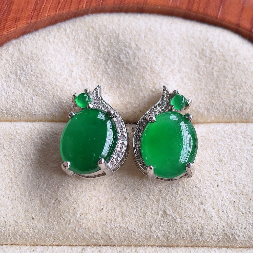 冰润满绿翡翠925银镶嵌耳钉，自然光实拍，翠色灵动，颜色漂亮，种老水足，品相佳，佩戴佳品！W502.422取一整体尺寸：14.4-5.5mm  裸石尺寸：9.5-7.8mm