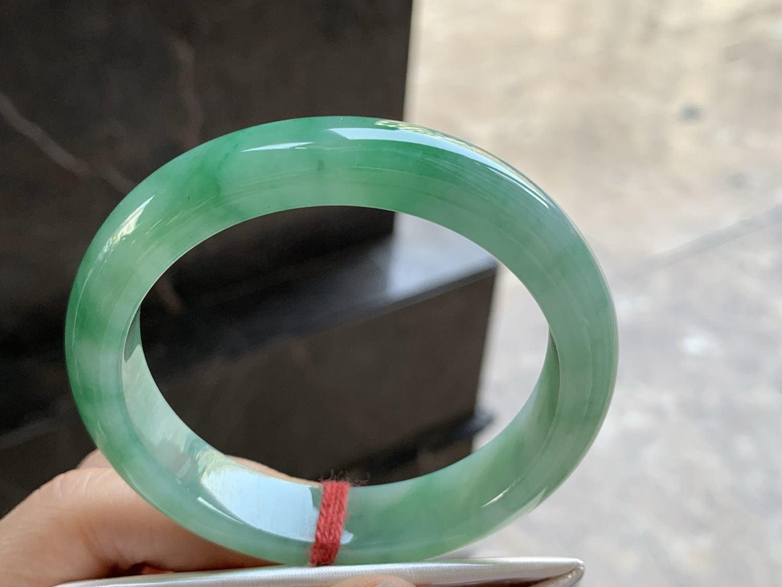 55-12.4-8.3

带色手镯^_^鲜艳 玉质温润透