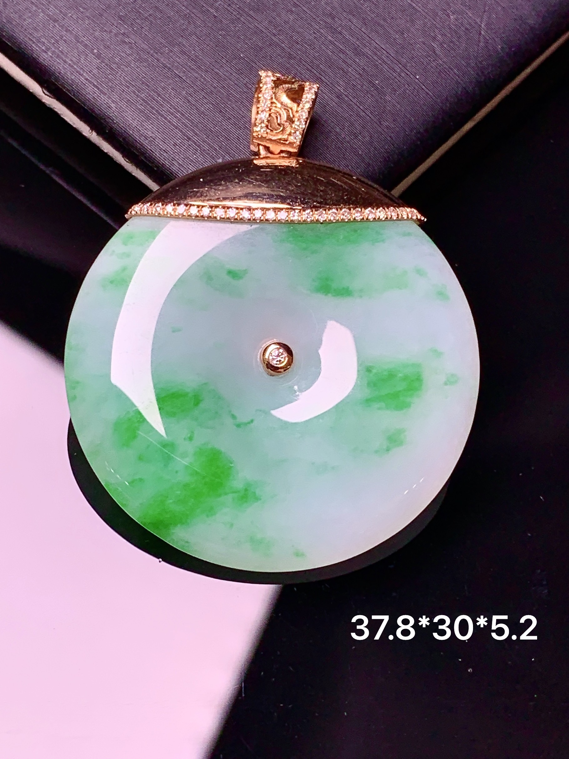 18k金钻镶嵌飘绿平安扣吊坠 玉质细腻 色泽艳丽清新 水润亮眼 整体尺寸37.8*30*5.2w1