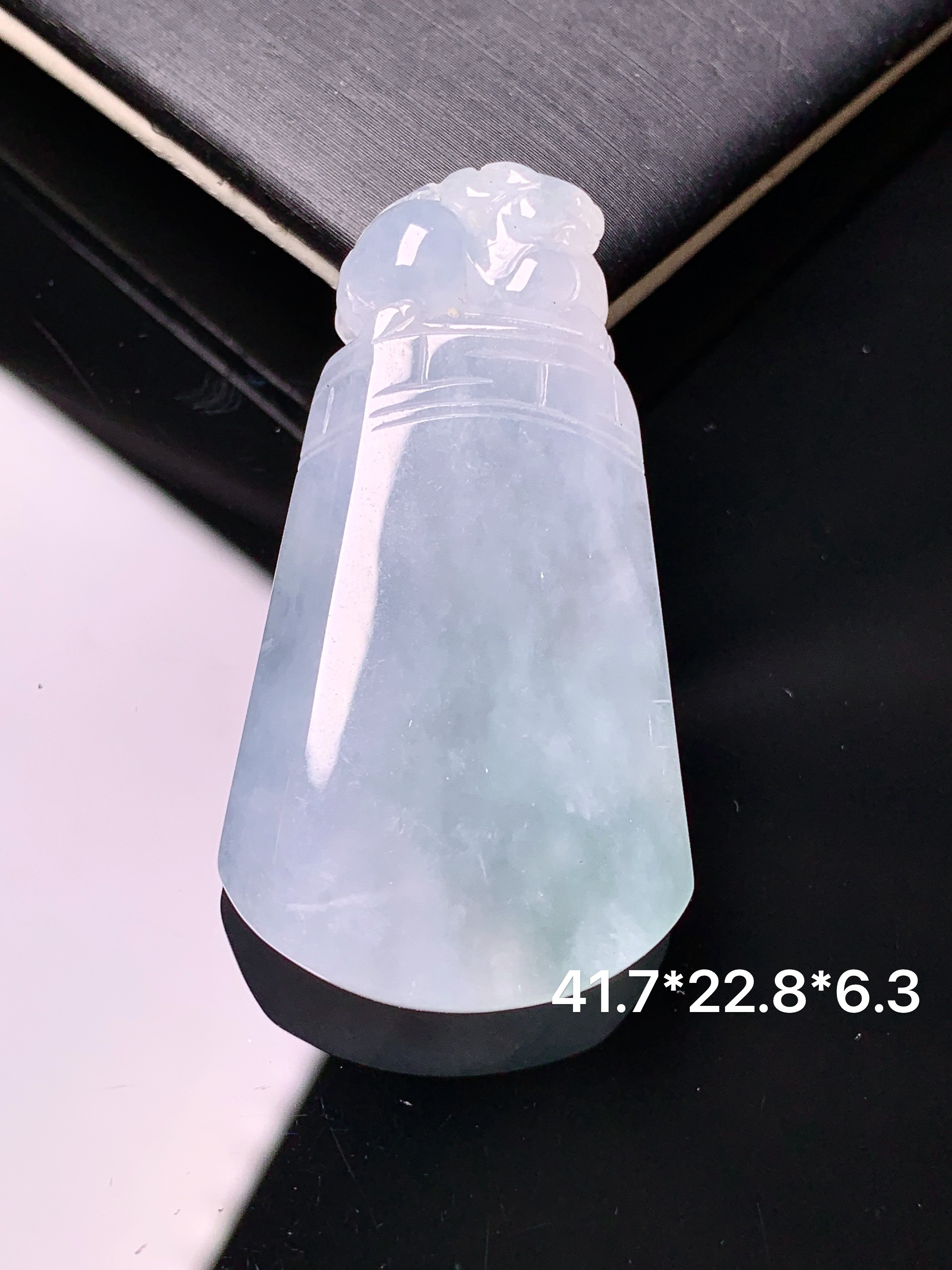 冰种貔貅素牌吊坠 玉质细腻 色泽艳丽清新 水润亮眼 整体尺寸41.7*22.8*6.3h3