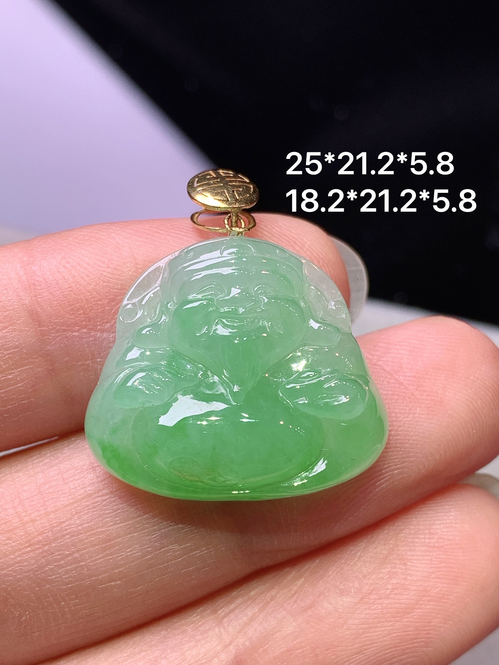18k金镶嵌阳绿财神吊坠 玉质细腻 色泽艳丽清新 水润亮眼 整体尺寸25*21.2*5.8m1