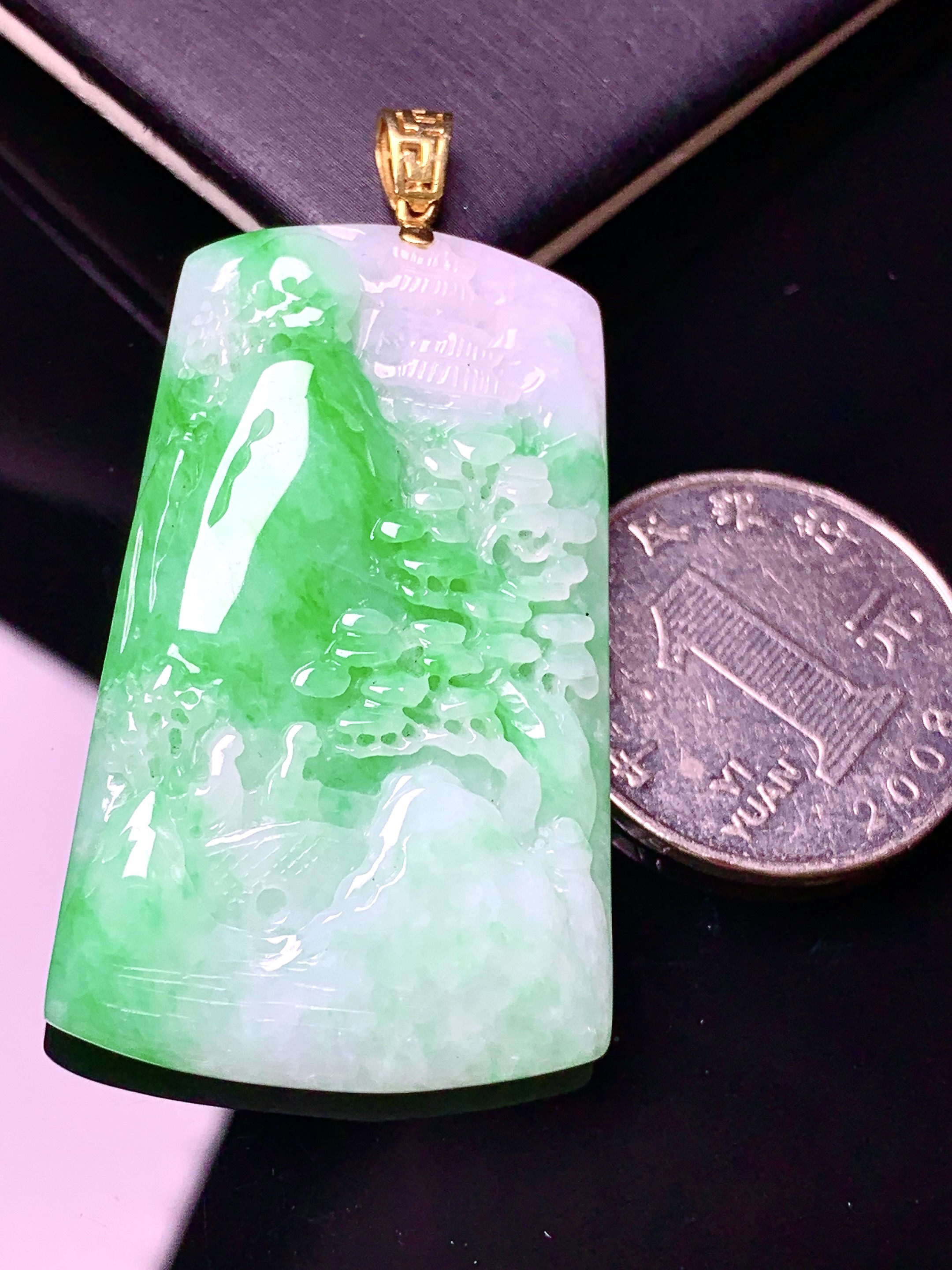 18k金镶嵌飘绿山水牌子吊坠 玉质细腻 色泽艳丽清新 水润亮眼 整体尺寸52*27.5*5.6w1