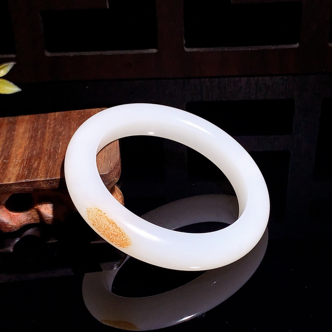 和田玉59圈羊脂白手镯！枣红皮手镯，圈口59宽12.6厚10.1重69.1克，玉质细腻油润 底色纯净 无裂无杂 脂粉好，品质高。