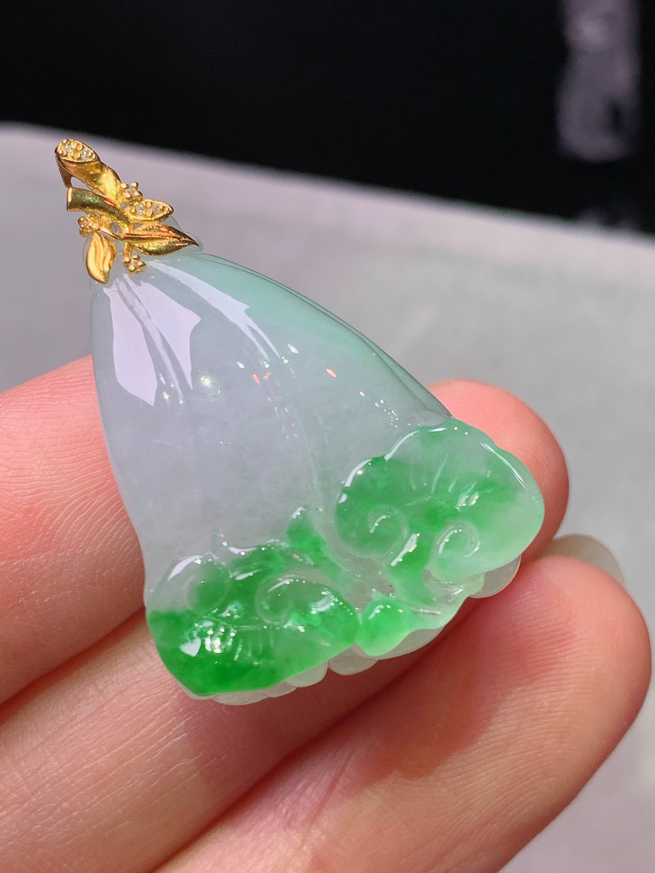 18k金镶嵌冰飘阳绿白菜吊坠 玉质细腻 色泽艳丽清新 水润亮眼 整体尺寸32*21.2*12m1