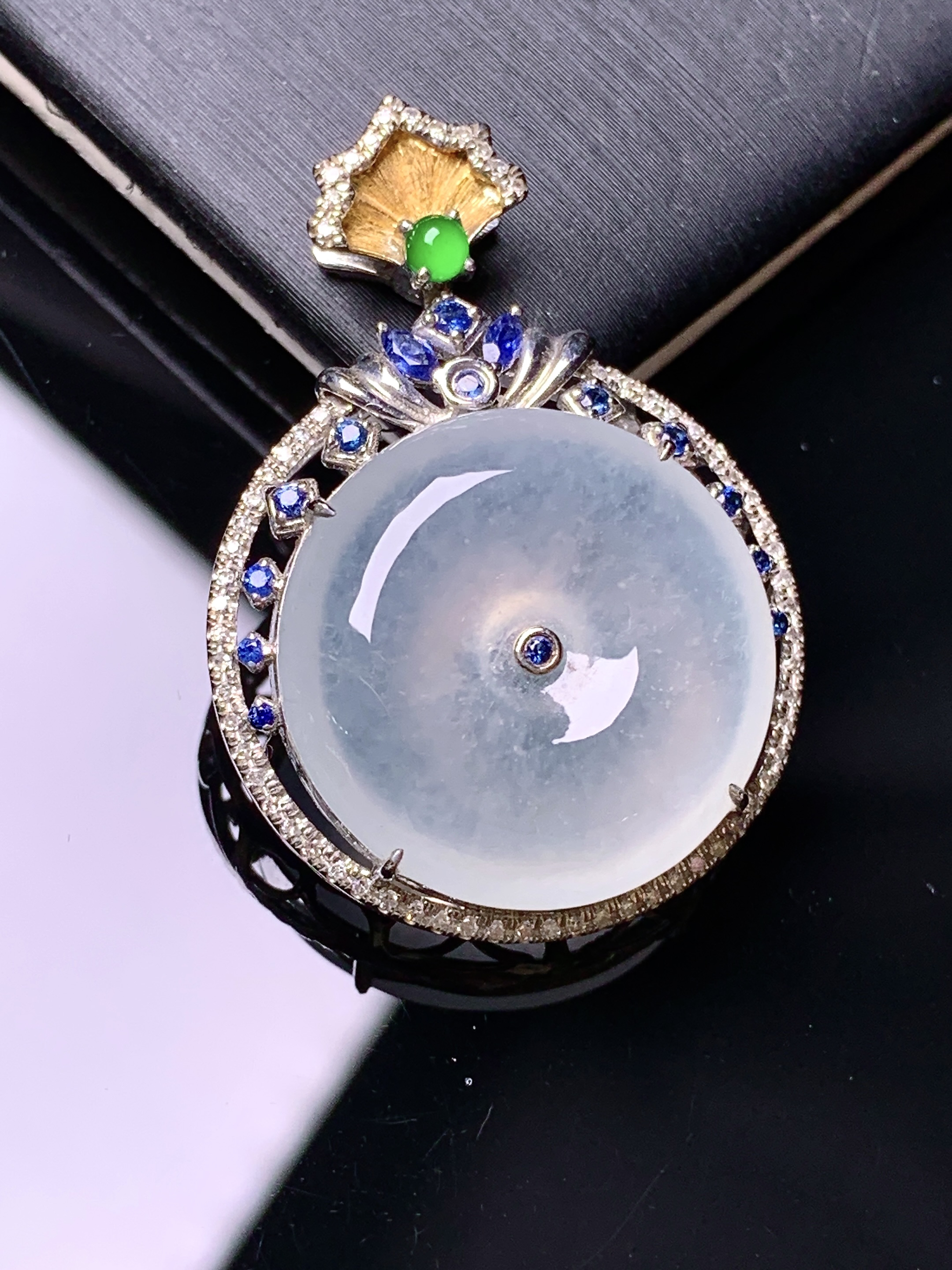 18k金钻镶嵌冰种平安扣吊坠 玉质细腻 色泽艳丽清新 水润亮眼 整体尺寸33.8*23.5*8t1