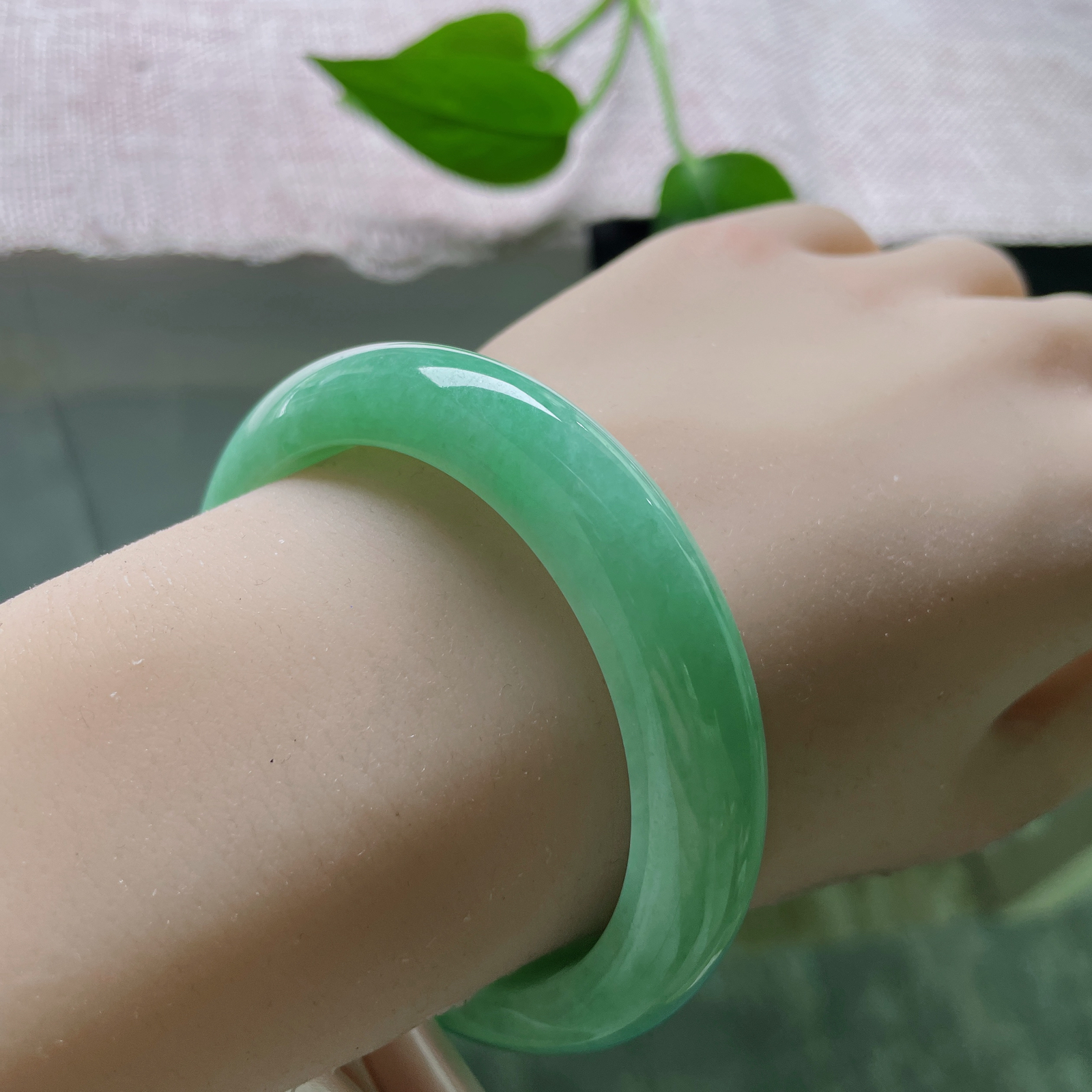 53.6/12.1/8.4，苹果绿正圈，青翠夺目，细润，腕泊青山，袖笼翠色。皮纹，ss51756a..