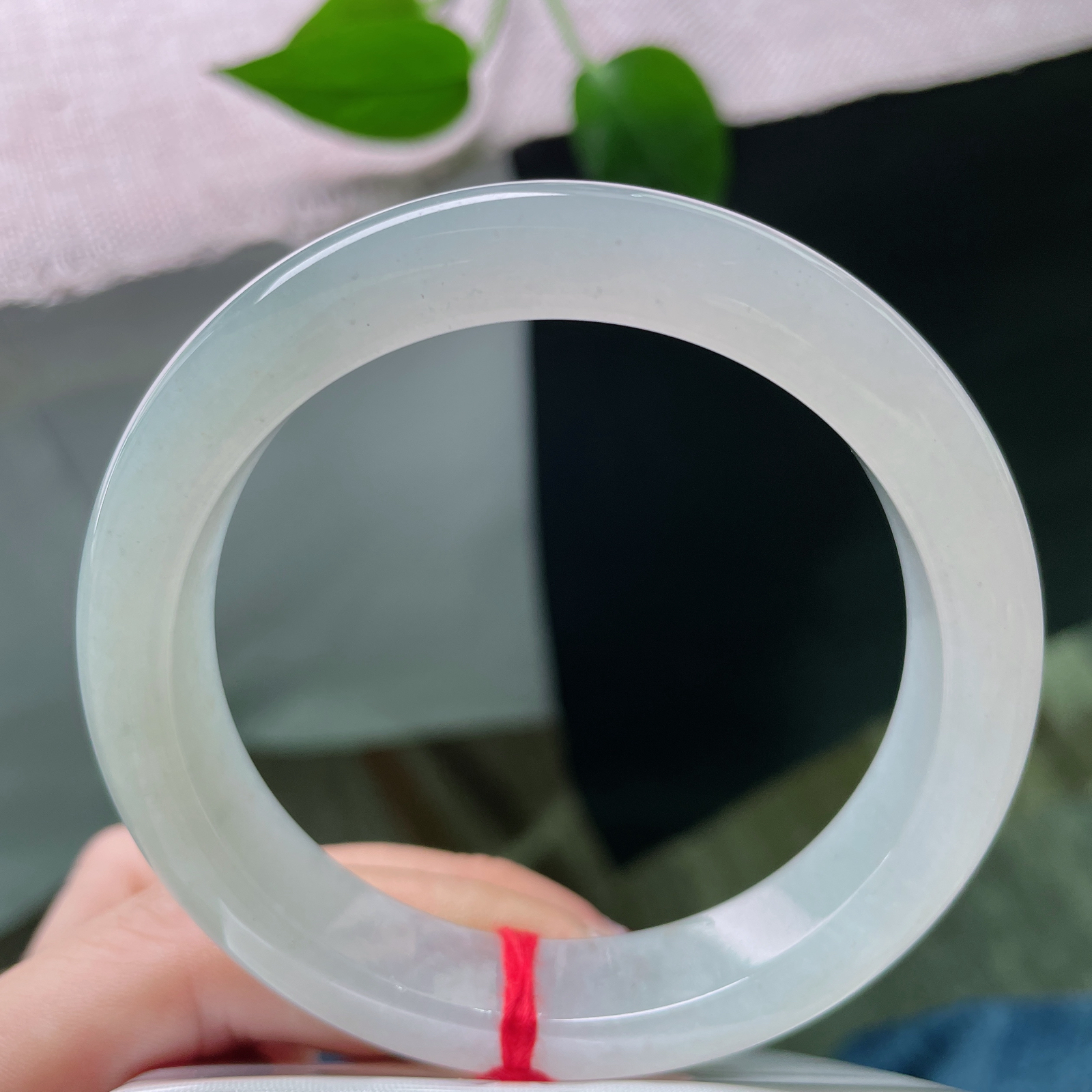 57.7/12.2/8.9，冰晴底正圈，裁一块初晴的天空，封入冰肌玉骨。 腕间自有清风明月。ss51839a..