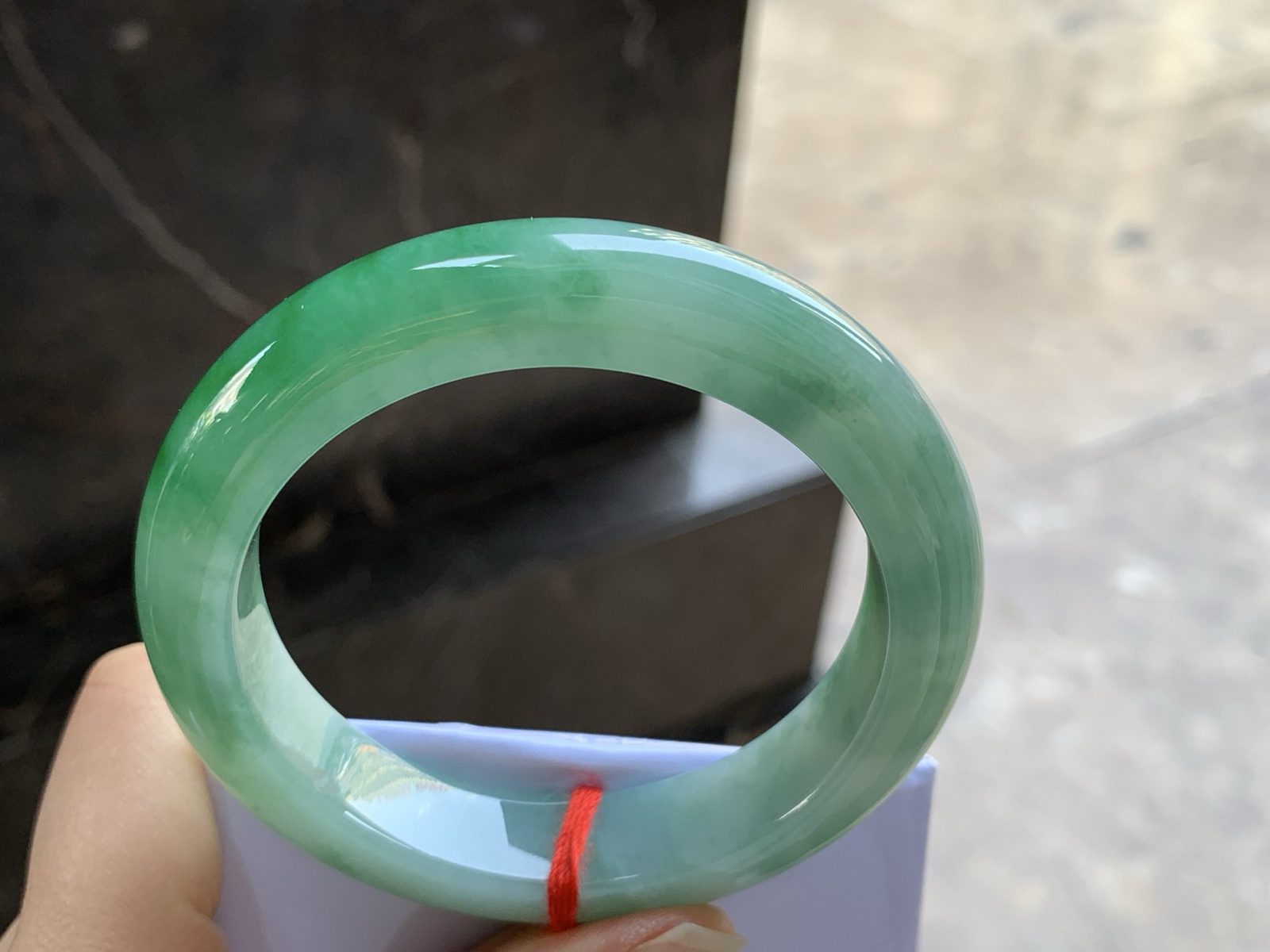 55-12.9-9.5

浓绿色手镯^_^颜色鲜艳 玉质温润