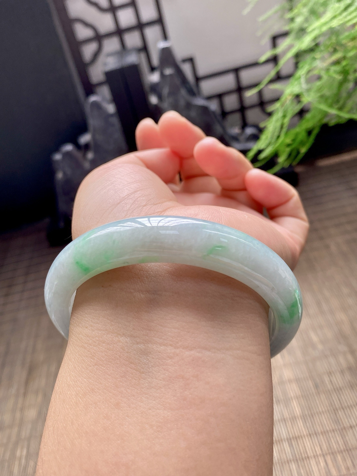 【果绿底飘绿手镯】
【尺寸】58.9-8-12