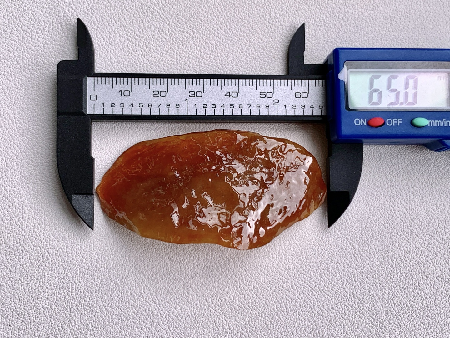 ️冰黄翡/牌子料/片料/板料/特色料题材】可做牌子、人物、山水、动物、花件……等推荐参考【尺寸】65-31.8-10.4【重量】31.3克材料优选•熔金凝玉映初心，暖韵流光自入魂。•如落日熔金凝于玉上，暖调的黄翡似被秋阳浸透，带着蜜蜡般的柔光，又有冰底的清透藏于其中。天然随形的轮廓里，裹着岁月沉淀的温润，观之如沐暖阳，心也跟着变得柔软安稳。