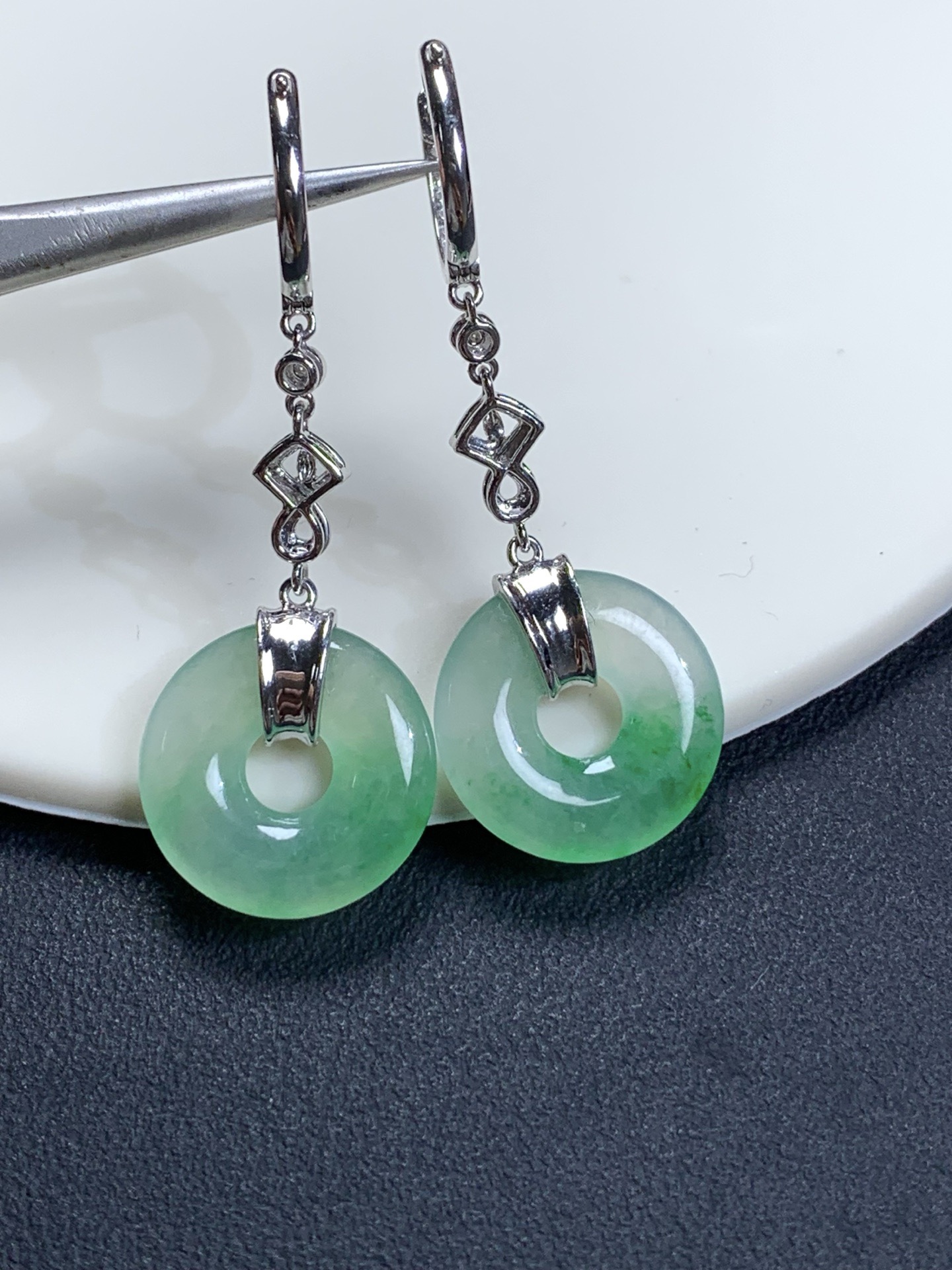 ️18k金镶嵌冰飘阳绿起光甜甜圈耳包40-15.6-3，裸石15.6-3