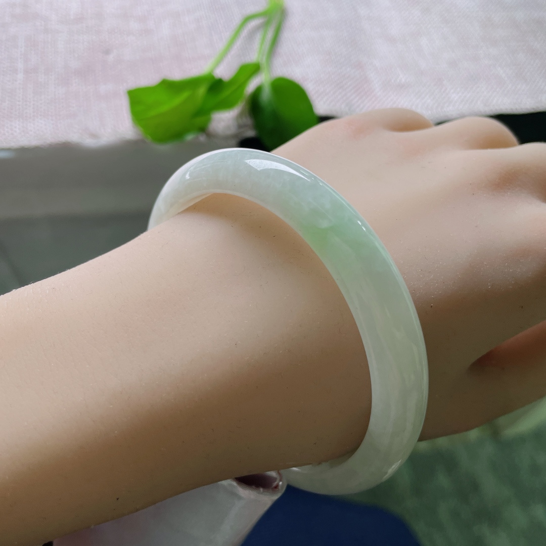 62.9/10.8/7.7白底青正圈，窄条，水润细腻，清新简约大方，无裂，ss51617a