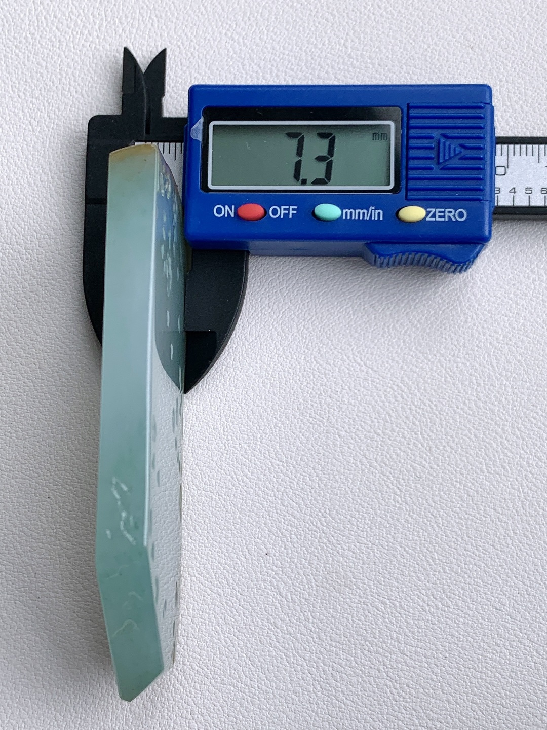 【材料】🫧冰种/牌子料/片料/板料/特色料【题材】可做牌子、人物、山水、动物、花件……等推荐参考【尺寸】78.2-37.8-7.3【重量】63.1克材料优选浅烟凝玉铺清润，柔色含光蕴静灵这块冰润浅春底带黄翡翡翠片料质地细腻冰透，水头清亮莹润，似薄雾漫裹的柔润月光，边角暖黄俏色自然晕染，零星翠色轻缀其间，玉面肌理温润细腻、胶感十足，经精工俏雕后，可化作山水意境牌、禅意悟道、平安无事素牌等雅致佳作，浅柔底色象征心境安然、顺遂宁和，俏色黄翡寓意招财纳福、贵气相随自带清逸悠远的静谧氛围感，佩戴可衬温润雅致气质，更护佑一生安稳无忧、福运绵长、前程清宁坦荡。