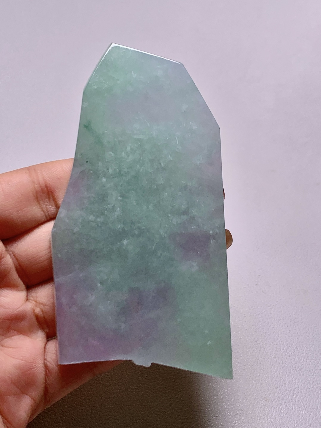 ️冰飘花/牌子料/片料/板料/特色料题材可做牌子、人物、山水、动物、花件……等推荐参考99.4-52.8-7.2107.8克材料优选厚装片料藏千意，一琢一成皆入禅。此料为冰春彩飘花大料胚，紫韵温婉，绿意灵动，冰质澄澈如月下流泉。厚装大料形制舒展，留白丰沛，既宜雕琢大件山水、人物摆件，呈恢弘意境；亦可拆分制牌，藏方寸雅趣。是集颜值与潜力于一身的匠心之选，承载“春满乾坤，紫气东来”的美好期许。